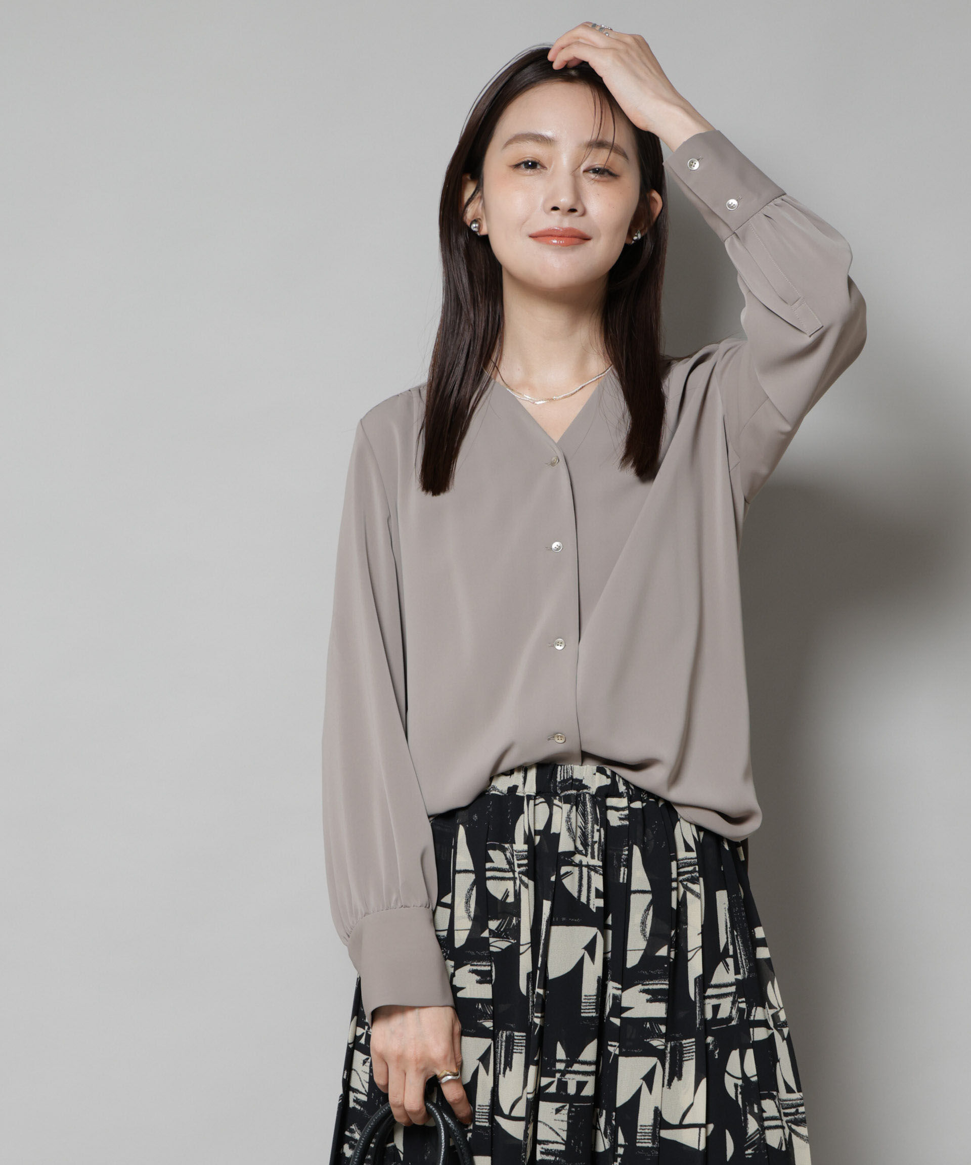 nano･universe「フロントボタンVネックブラウス」|シャツ・ブラウス|