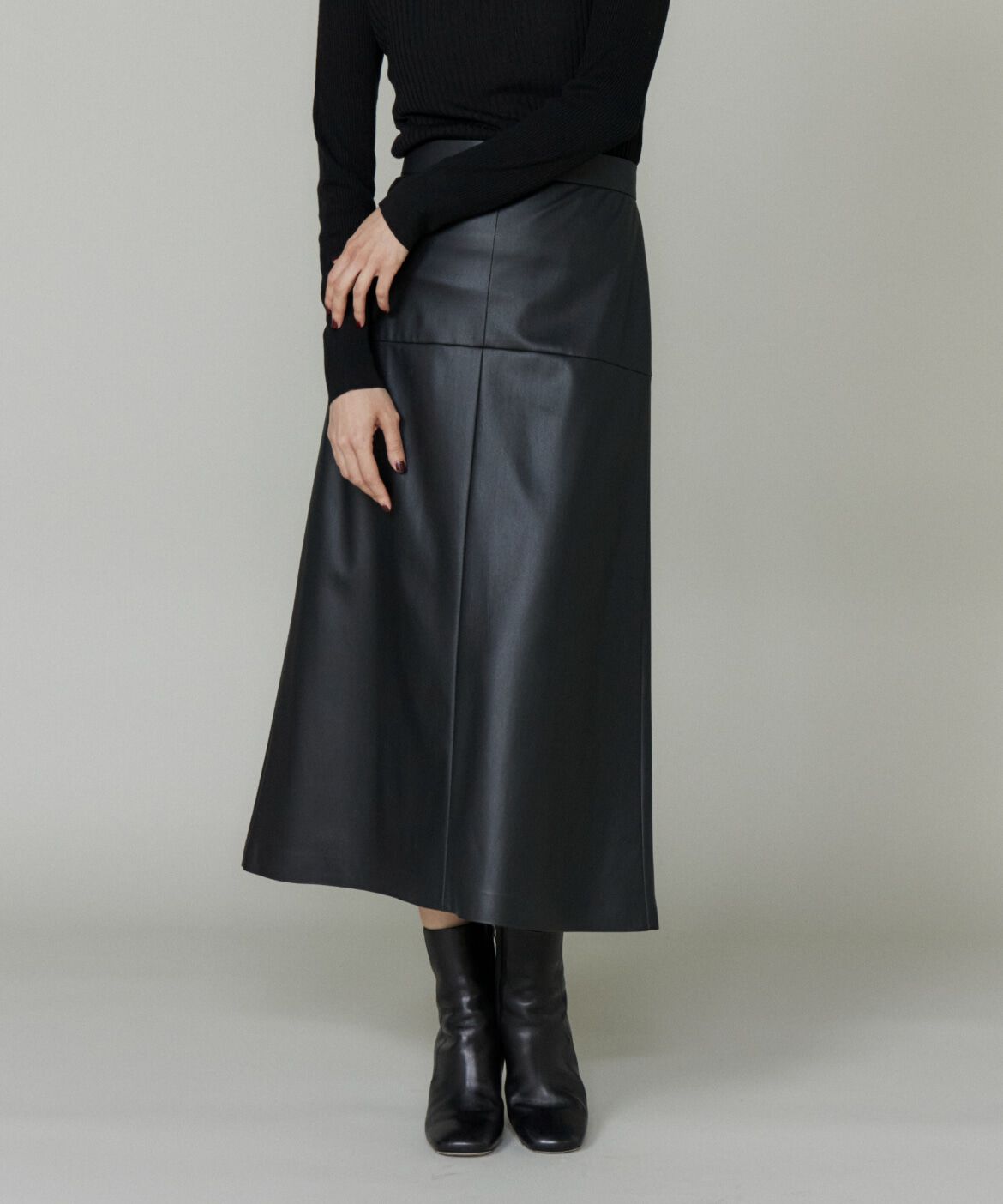 INED「《大きいサイズ》フェイクレザートラペーズスカート」|フレア|ブラック