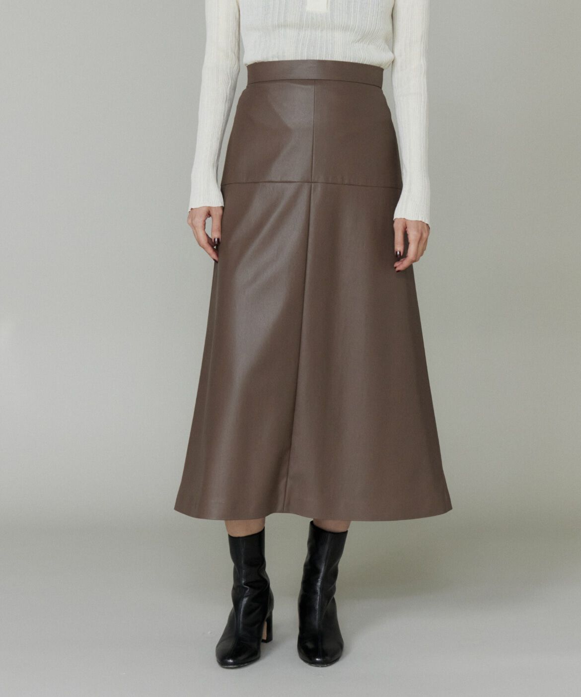 INED「《大きいサイズ》フェイクレザートラペーズスカート」|フレア|