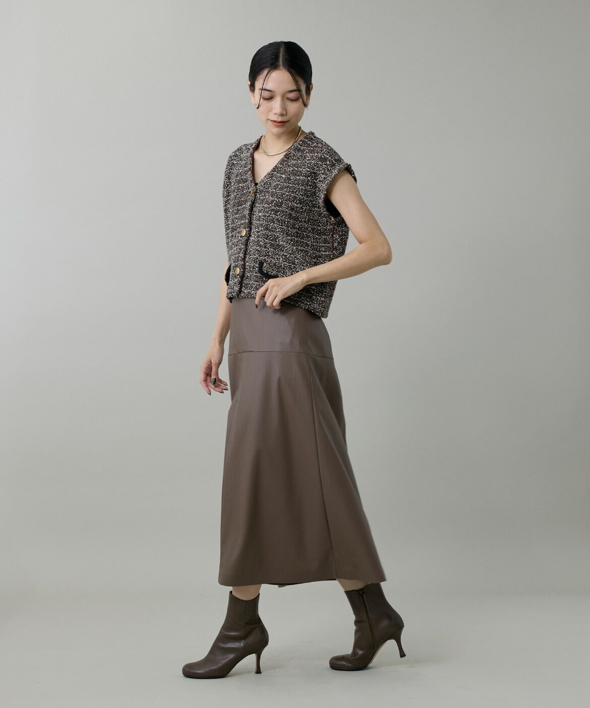 INED「《大きいサイズ》フェイクレザートラペーズスカート」|フレア|