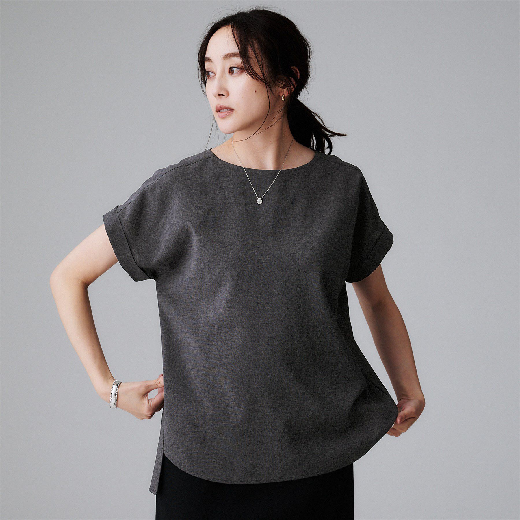 UNTITLED「【セットアップ可/はっ水/通勤】リラククール 半袖ブラウス」|シャツ・ブラウス|チャコールグレー(0