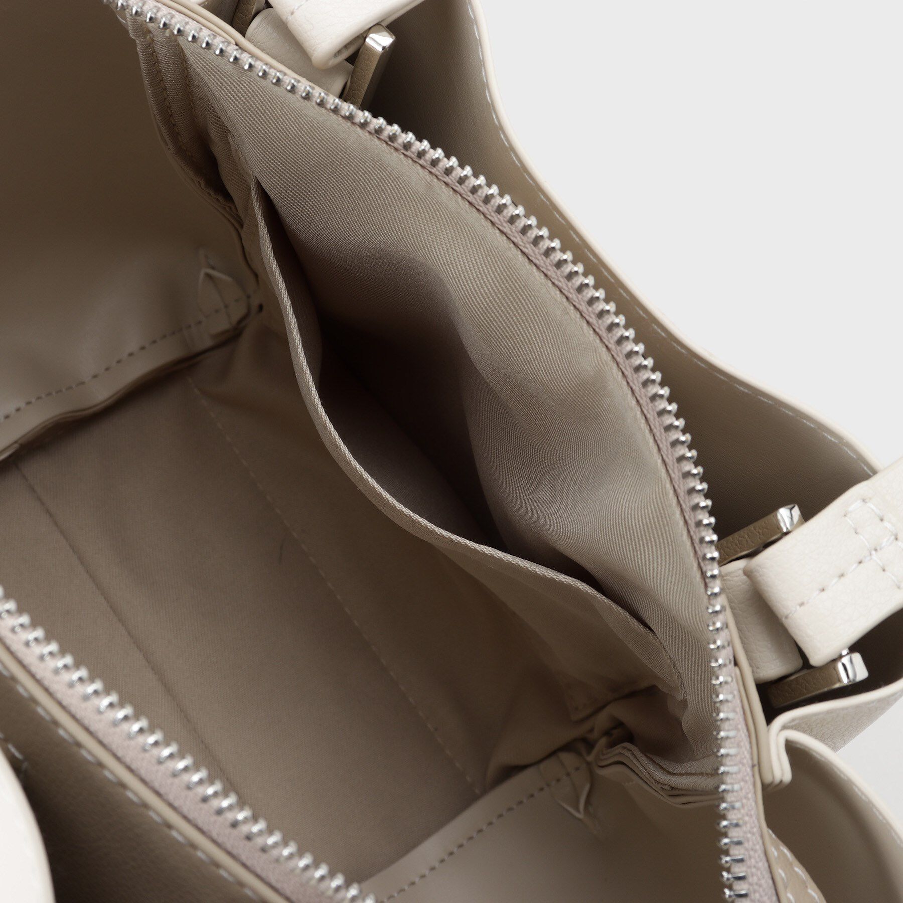 INDIVI「【ミドルサイズ／合皮】キャリアタックバッグ」|ハンドバッグ|