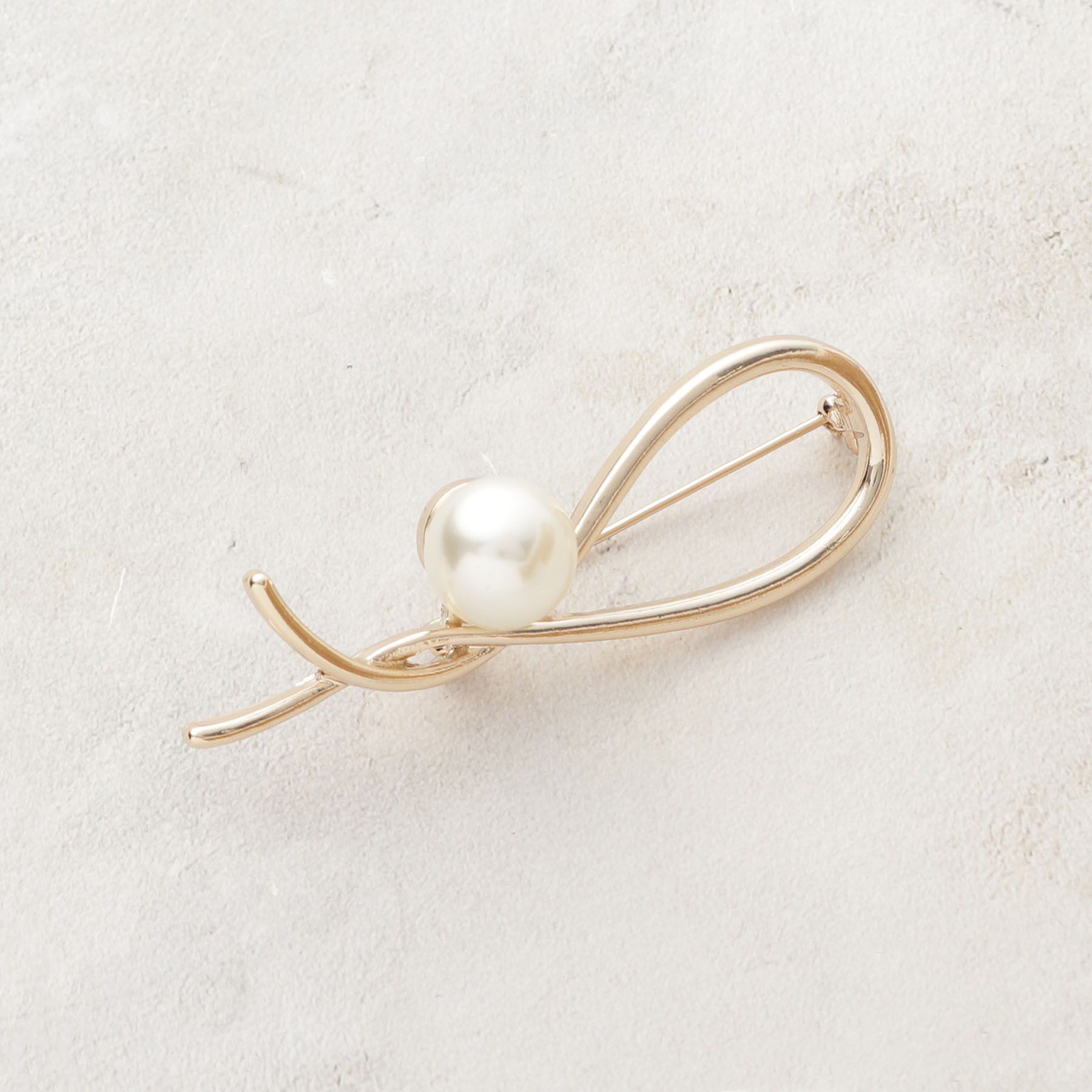 OPAQUE.CLIP「ノットデザインフェイクパールメタルブローチ」|ブローチ・コサージュ|ゴールド(007)