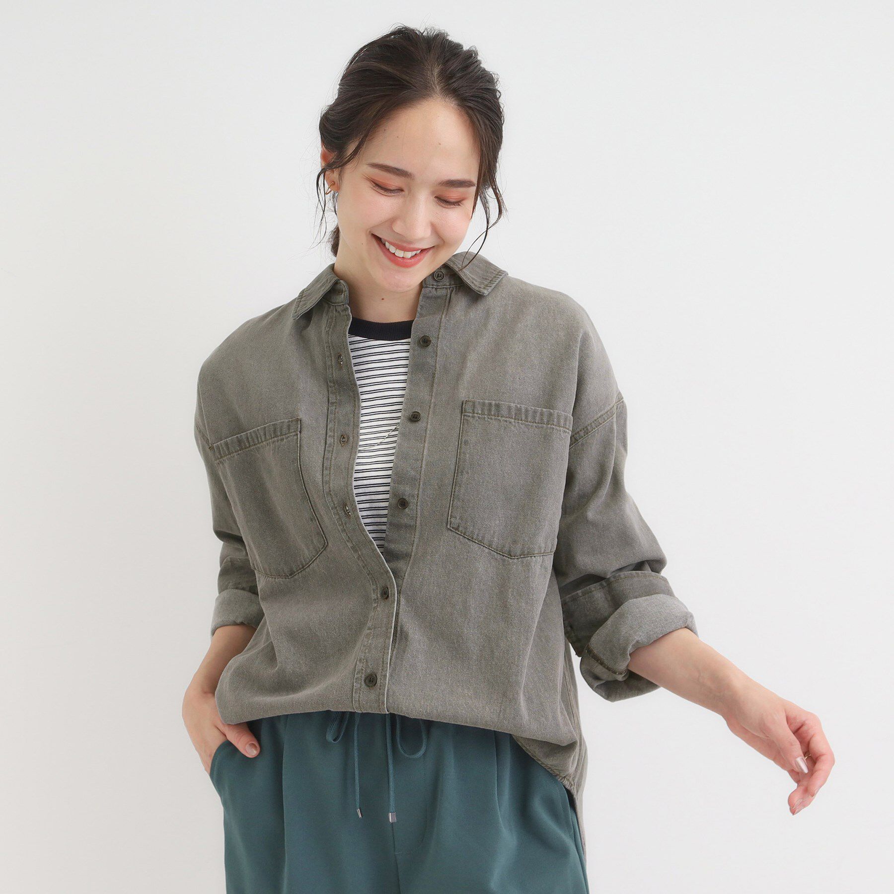 SHOO･LA･RUE「【S-LL】大人のカジュアルコーデに こなれデニムシャツ」|シャツ・ブラウス|