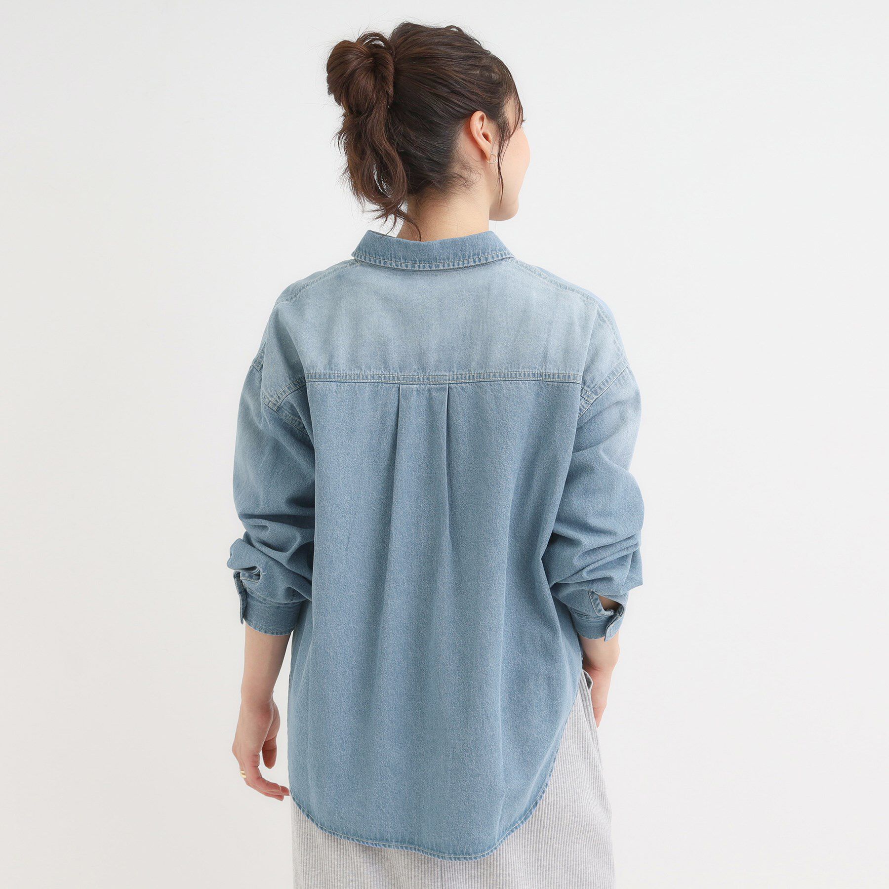 SHOO･LA･RUE「【S-LL】大人のカジュアルコーデに こなれデニムシャツ」|シャツ・ブラウス|