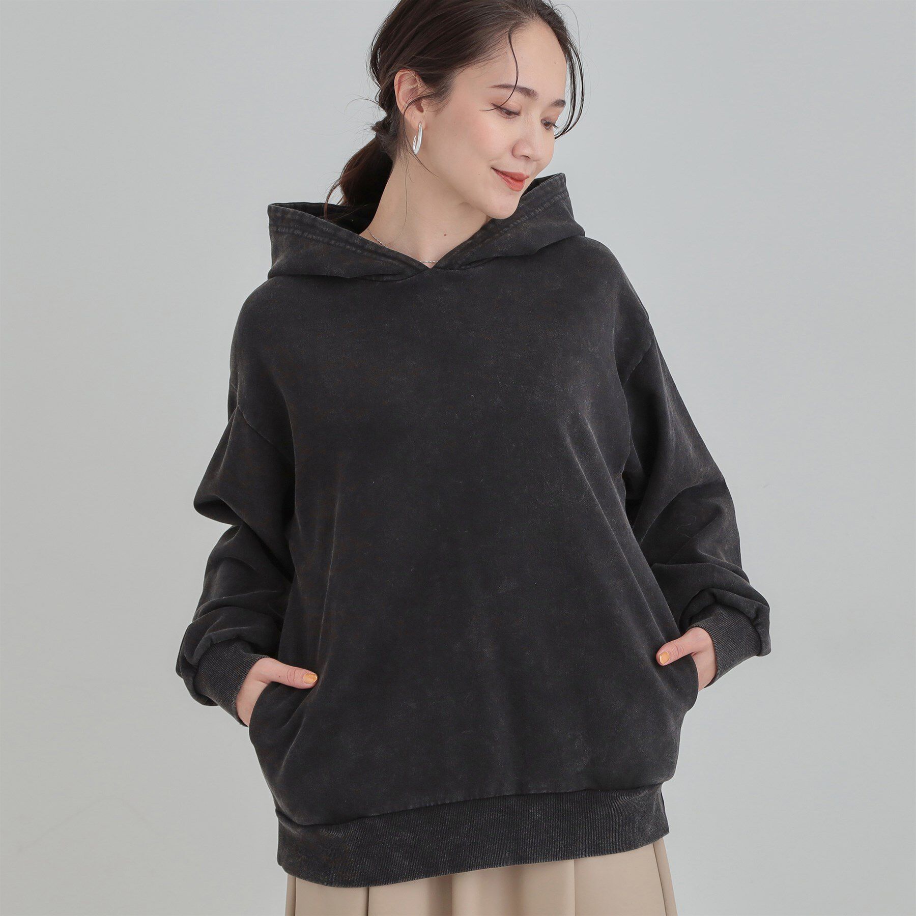 SHOO･LA･RUE「【洗濯機可】ポケット付きが嬉しい ケミカル加工フーディ―」|パーカー|チャコールグレー(0