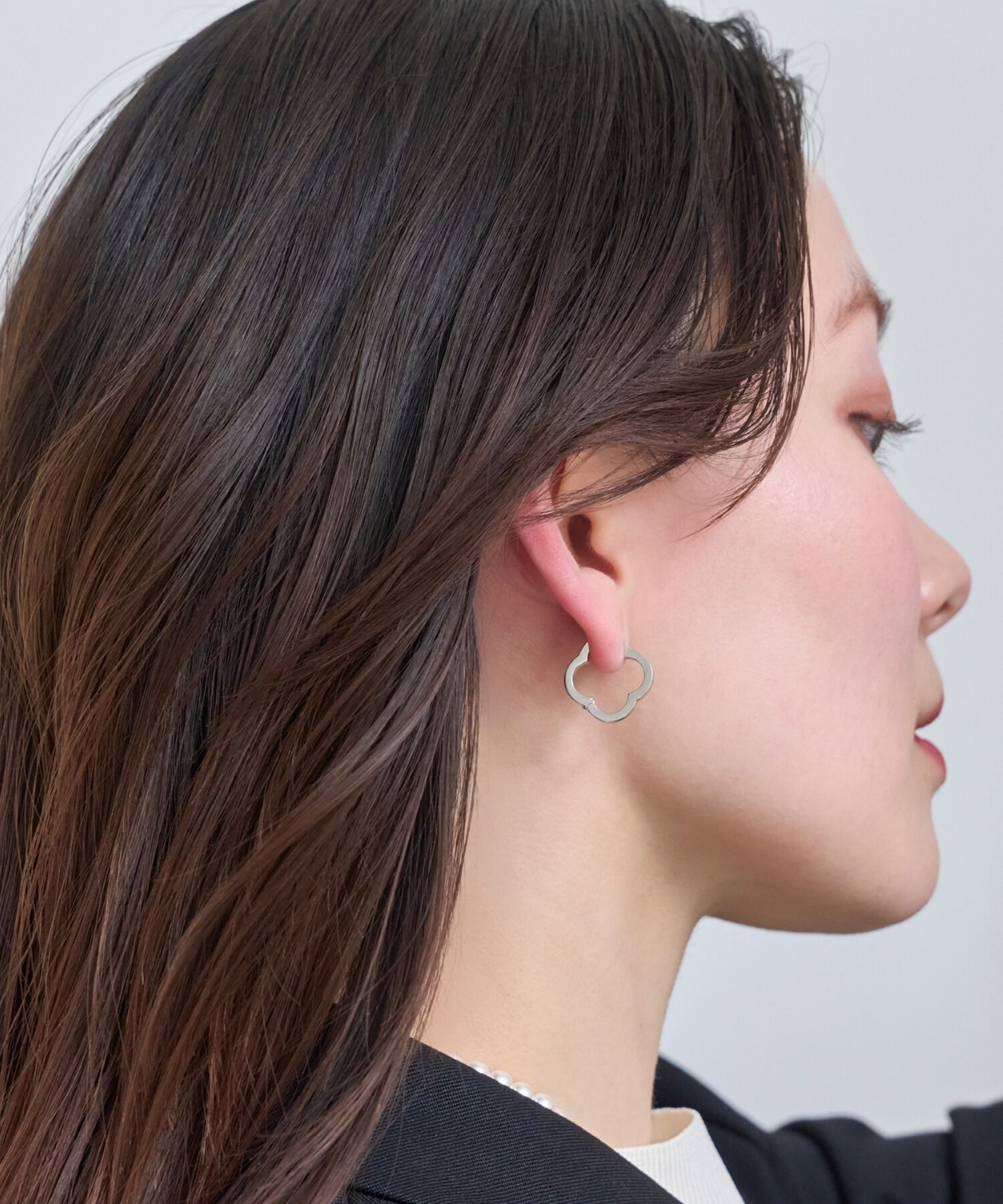 Phoebe「【金属アレルギー対応】フラワーワンタッチフープピアス　シルバー/サージカルステンレス」|ピアス|