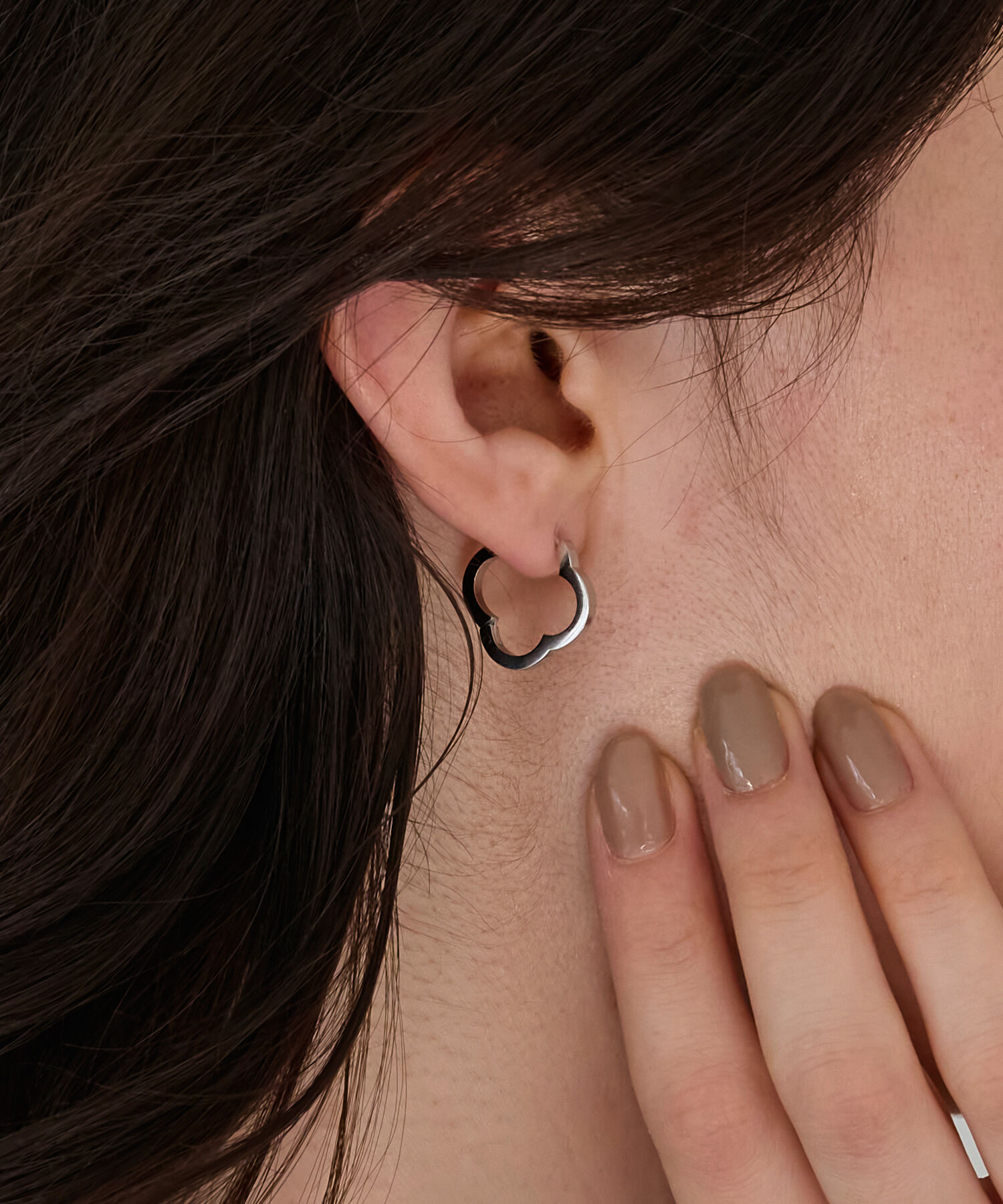 Phoebe「【金属アレルギー対応】フラワーワンタッチフープピアス　シルバー/サージカルステンレス」|ピアス|