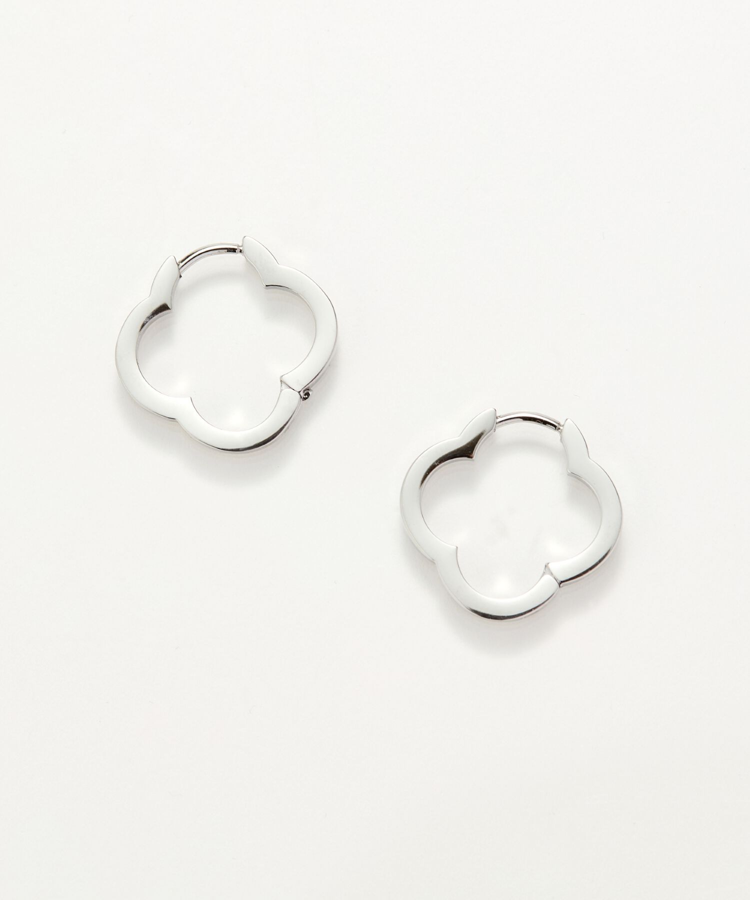 Phoebe「【金属アレルギー対応】フラワーワンタッチフープピアス　シルバー/サージカルステンレス」|ピアス|