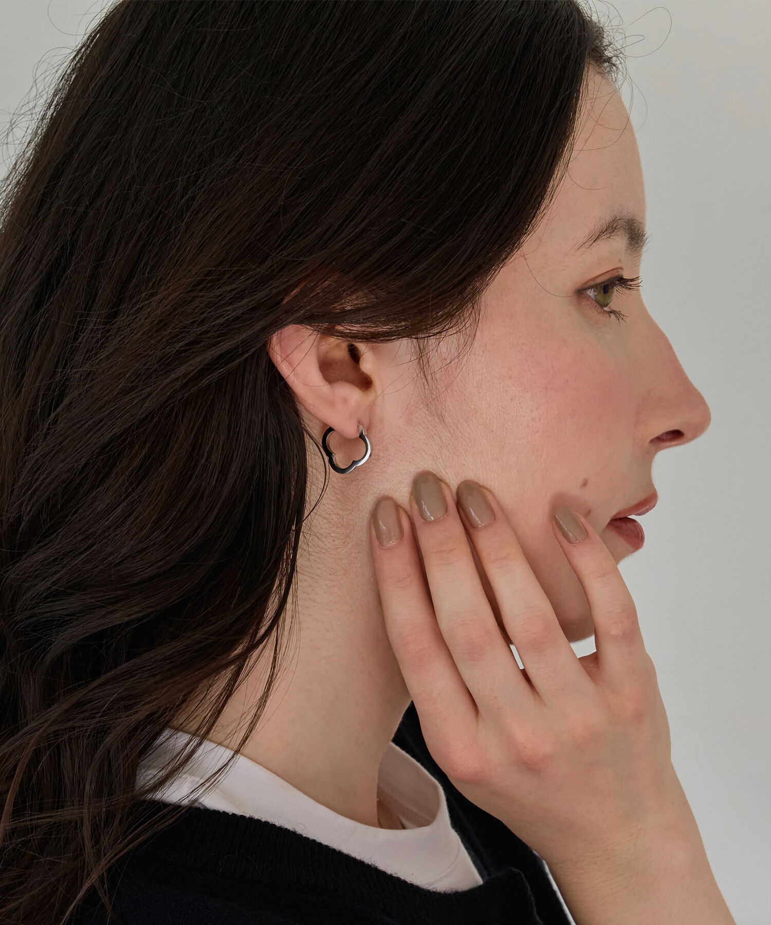 Phoebe「【金属アレルギー対応】フラワーワンタッチフープピアス　シルバー/サージカルステンレス」|ピアス|