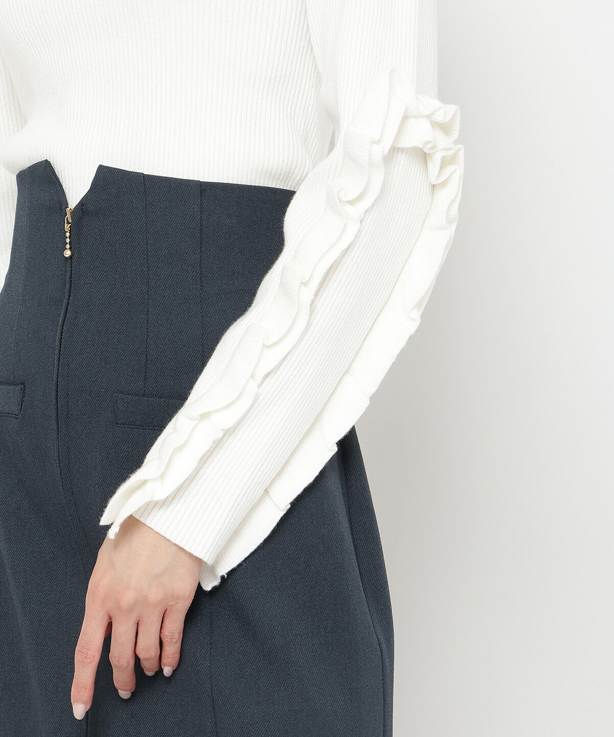 アンドクチュール「袖フリルハイネックリブニットプルオーバー」|ニット・セーター|