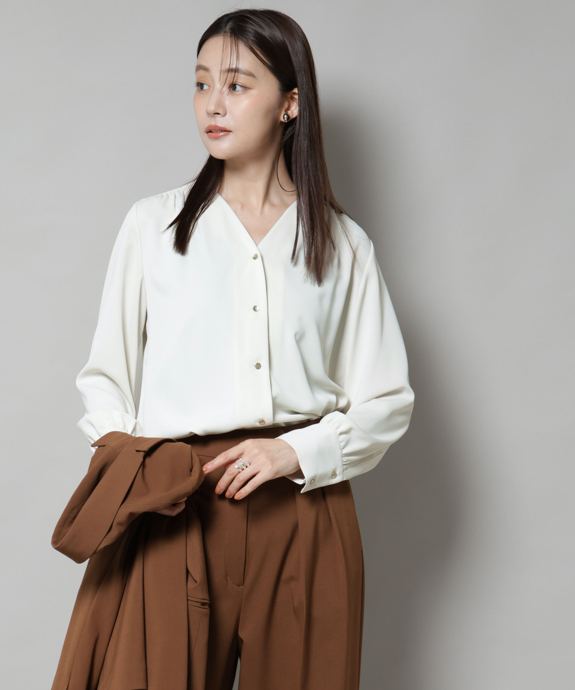 nano･universe「フロントボタンVネックブラウス」|シャツ・ブラウス|