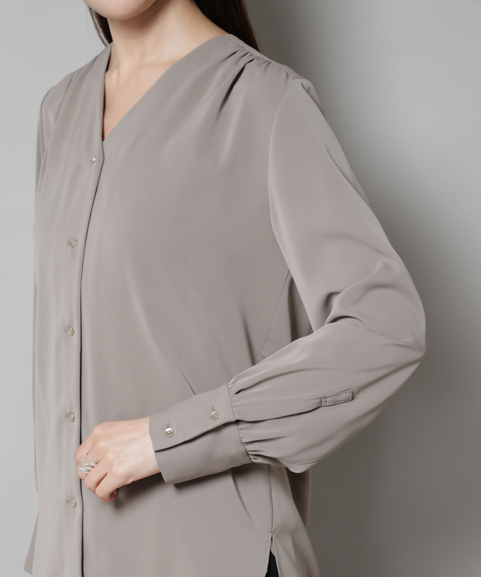 nano･universe「フロントボタンVネックブラウス」|シャツ・ブラウス|