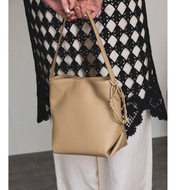 SALON adam et rope'「スプリットレザーミドルトートバッグ/バケットバッグ［WEB限定カラー/チャーム付き］」|ショルダー・メッセンジャー|ベージュ(27)