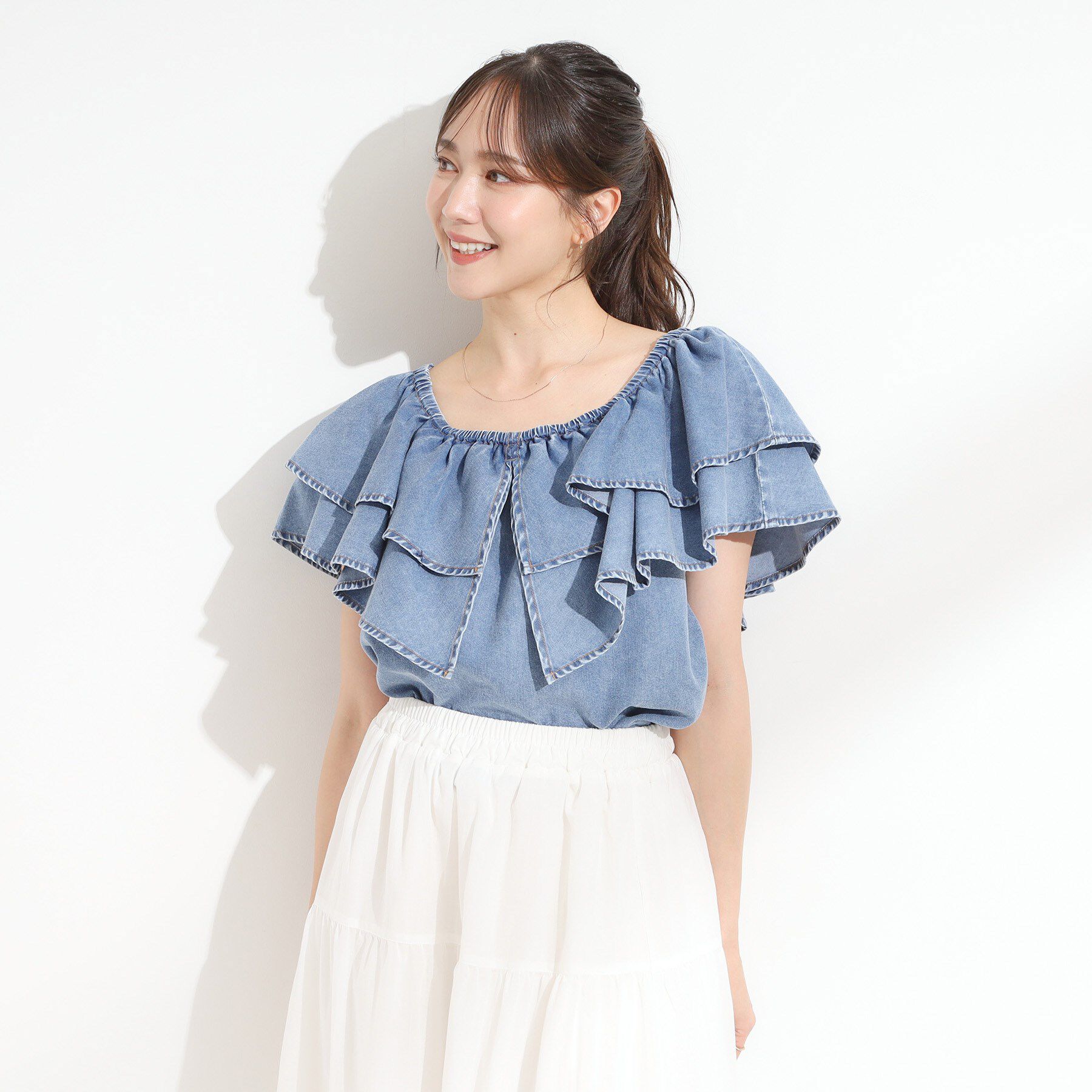 SHOO･LA･RUE「【セットアップ可/前後2WAY/オフショル2WAY】着こなしを楽しめる デニムフリルブラウス」|シャツ・ブラウス|