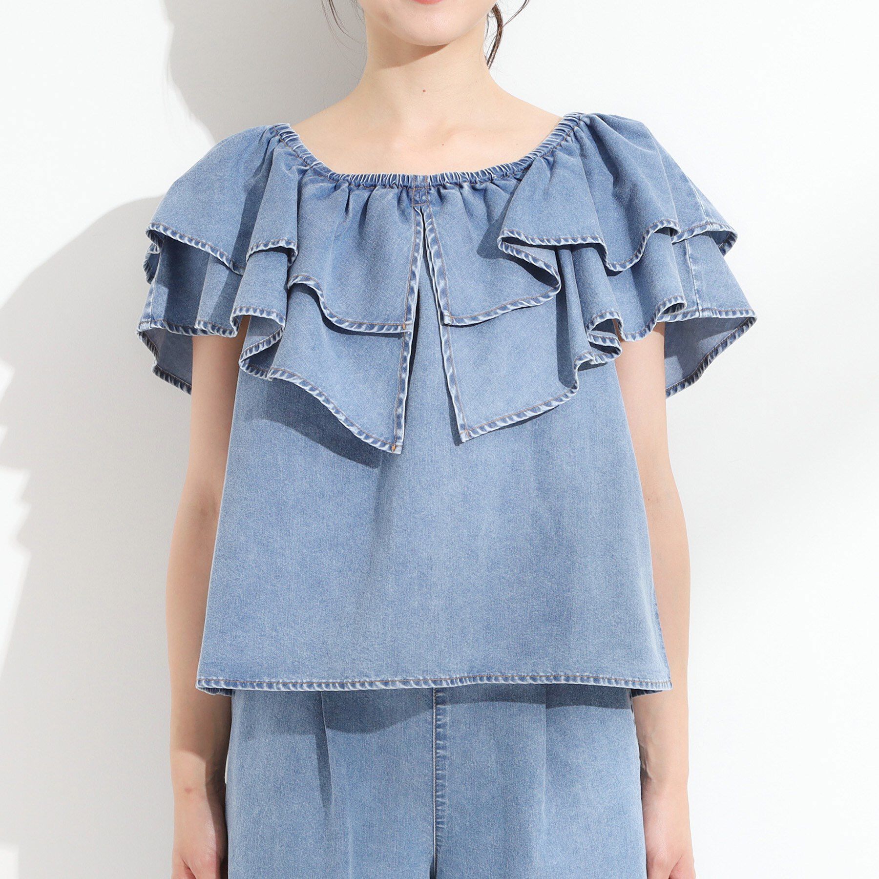 SHOO･LA･RUE「【セットアップ可/前後2WAY/オフショル2WAY】着こなしを楽しめる デニムフリルブラウス」|シャツ・ブラウス|