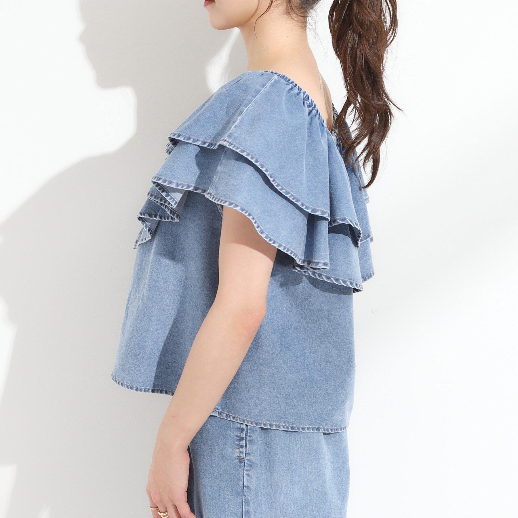 SHOO･LA･RUE「【セットアップ可/前後2WAY/オフショル2WAY】着こなしを楽しめる デニムフリルブラウス」|シャツ・ブラウス|