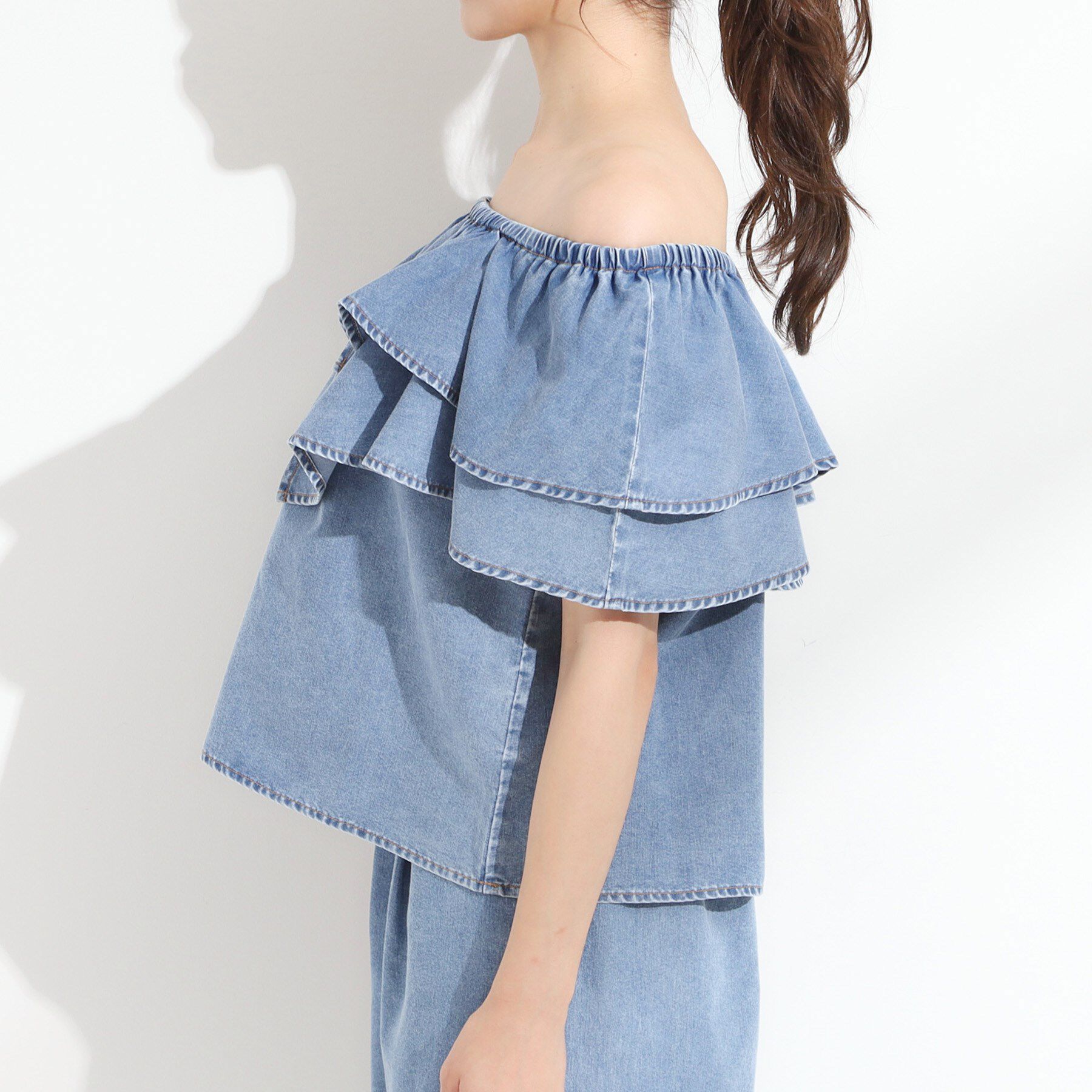 SHOO･LA･RUE「【セットアップ可/前後2WAY/オフショル2WAY】着こなしを楽しめる デニムフリルブラウス」|シャツ・ブラウス|