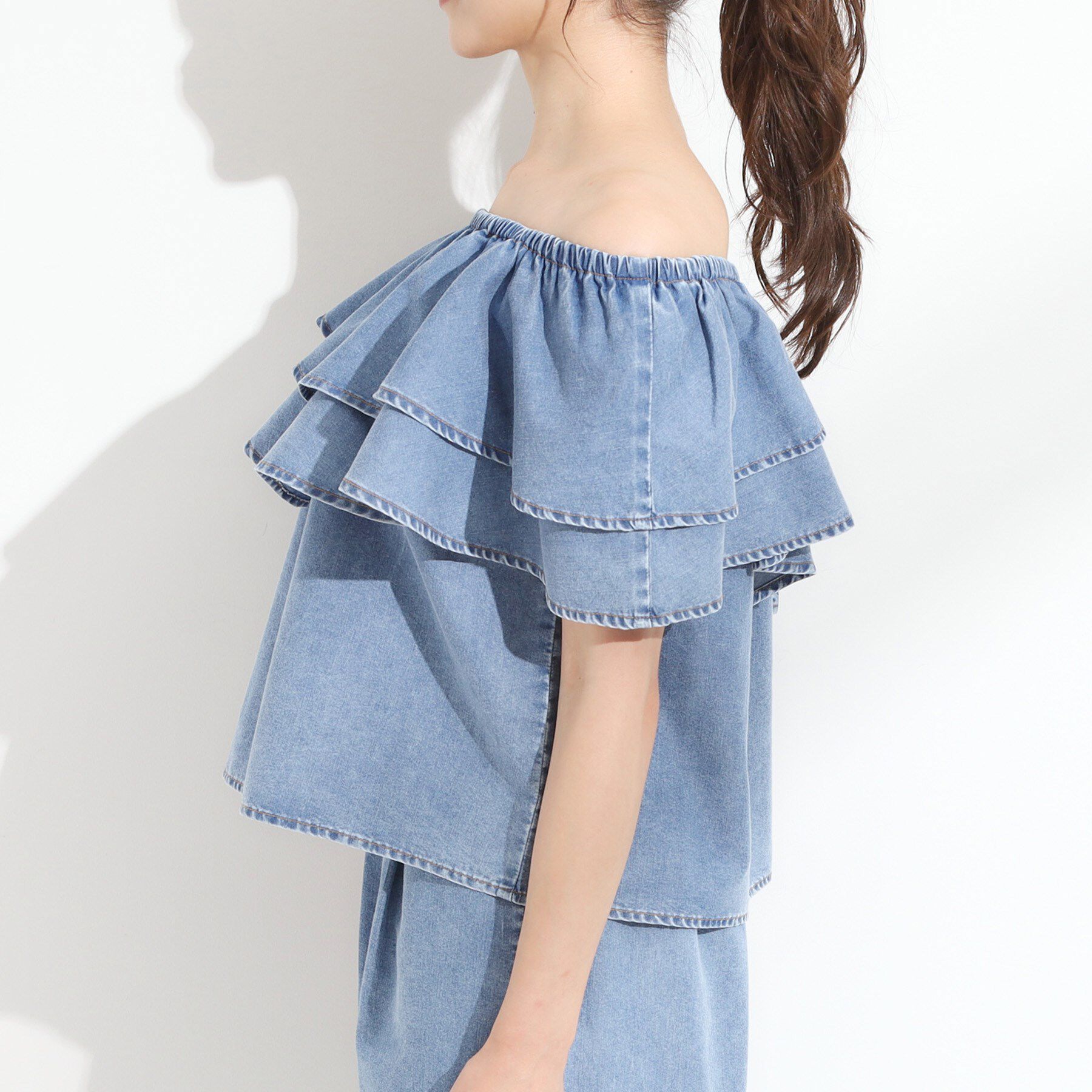 SHOO･LA･RUE「【セットアップ可/前後2WAY/オフショル2WAY】着こなしを楽しめる デニムフリルブラウス」|シャツ・ブラウス|