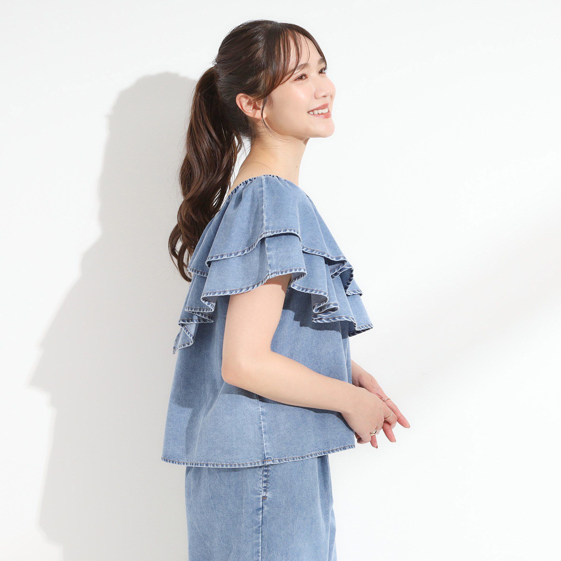 SHOO･LA･RUE「【セットアップ可/前後2WAY/オフショル2WAY】着こなしを楽しめる デニムフリルブラウス」|シャツ・ブラウス|
