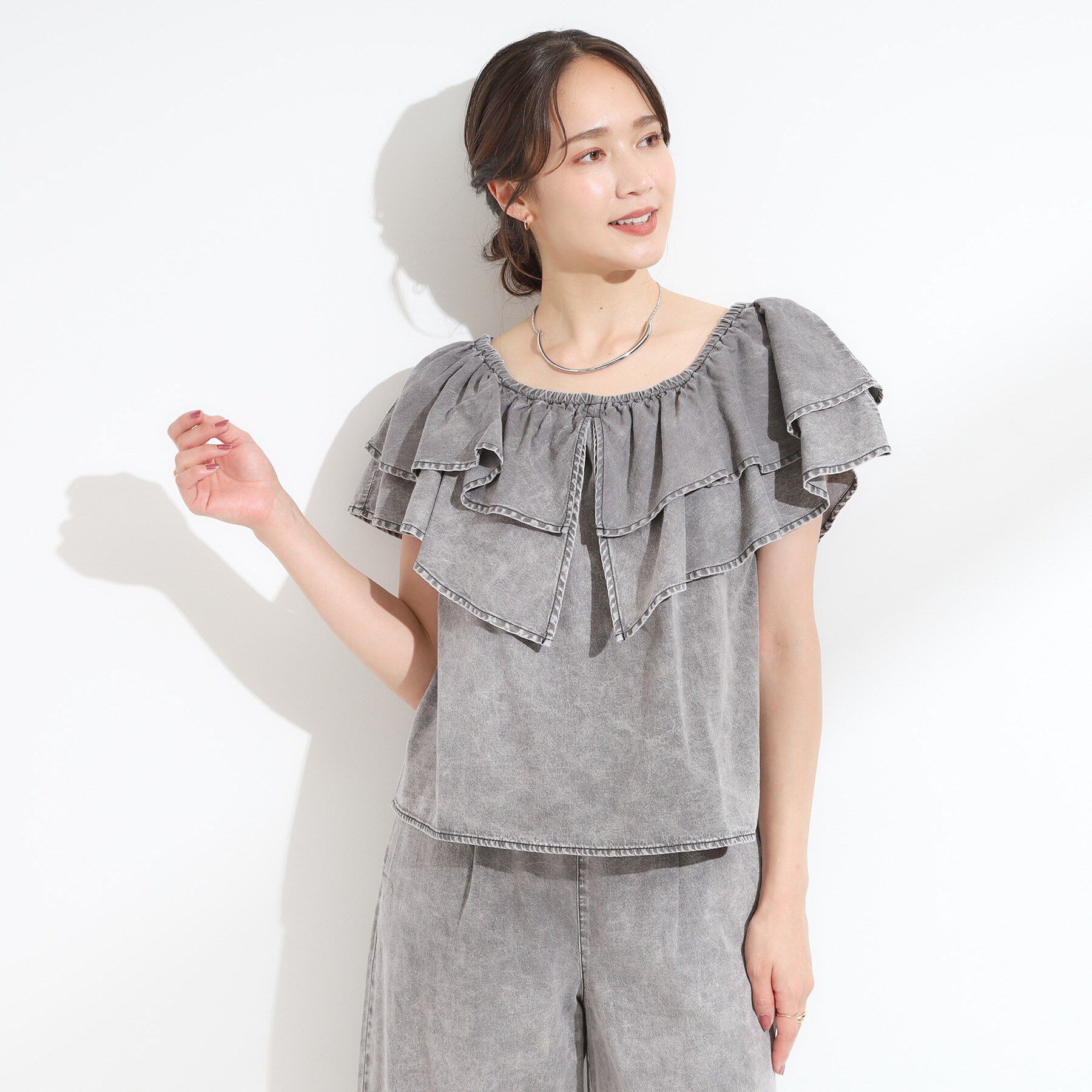 SHOO･LA･RUE「【セットアップ可/前後2WAY/オフショル2WAY】着こなしを楽しめる デニムフリルブラウス」|シャツ・ブラウス|