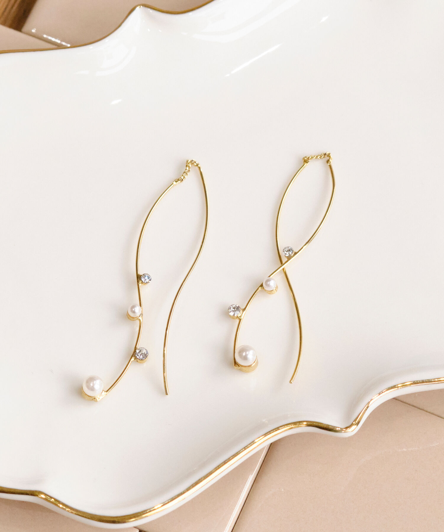 Phoebe「ツインカーブラインパールビジューピアス　ゴールド」|ピアス|