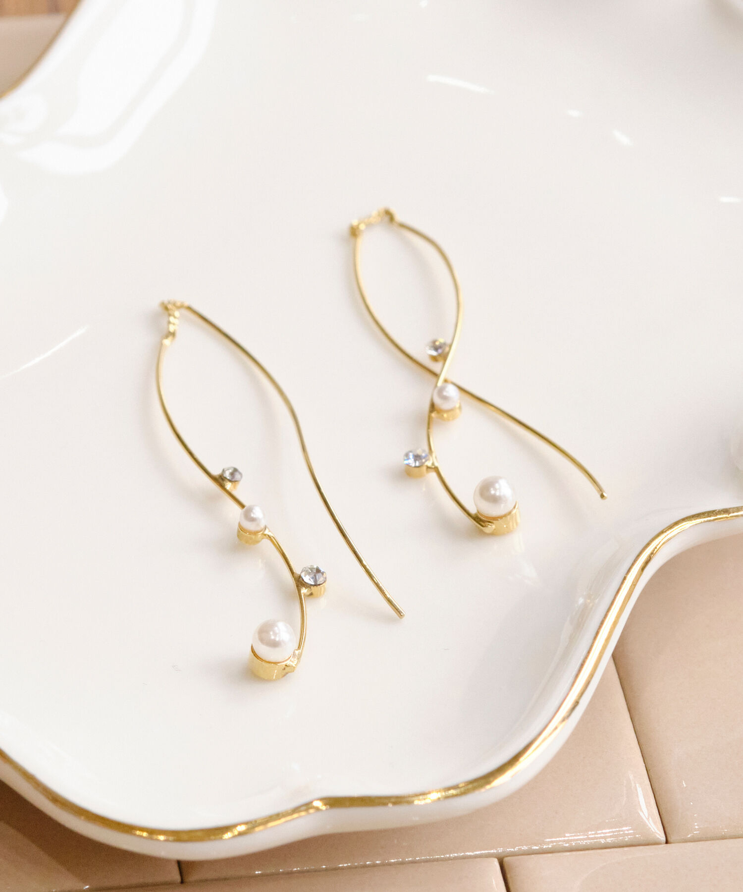 Phoebe「ツインカーブラインパールビジューピアス　ゴールド」|ピアス|