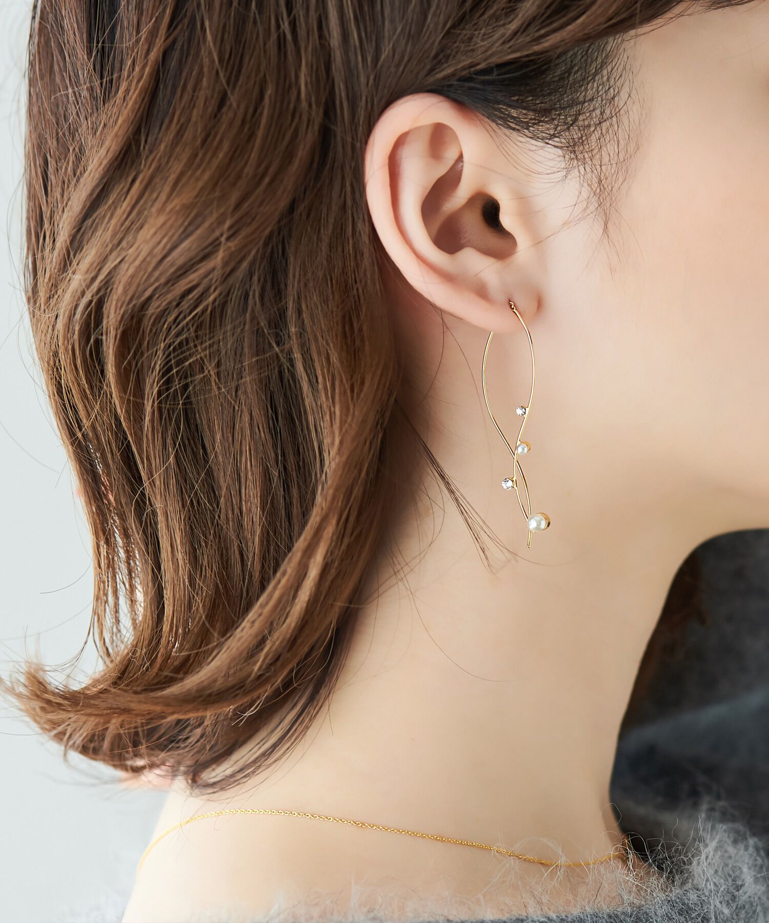 Phoebe「ツインカーブラインパールビジューピアス　ゴールド」|ピアス|