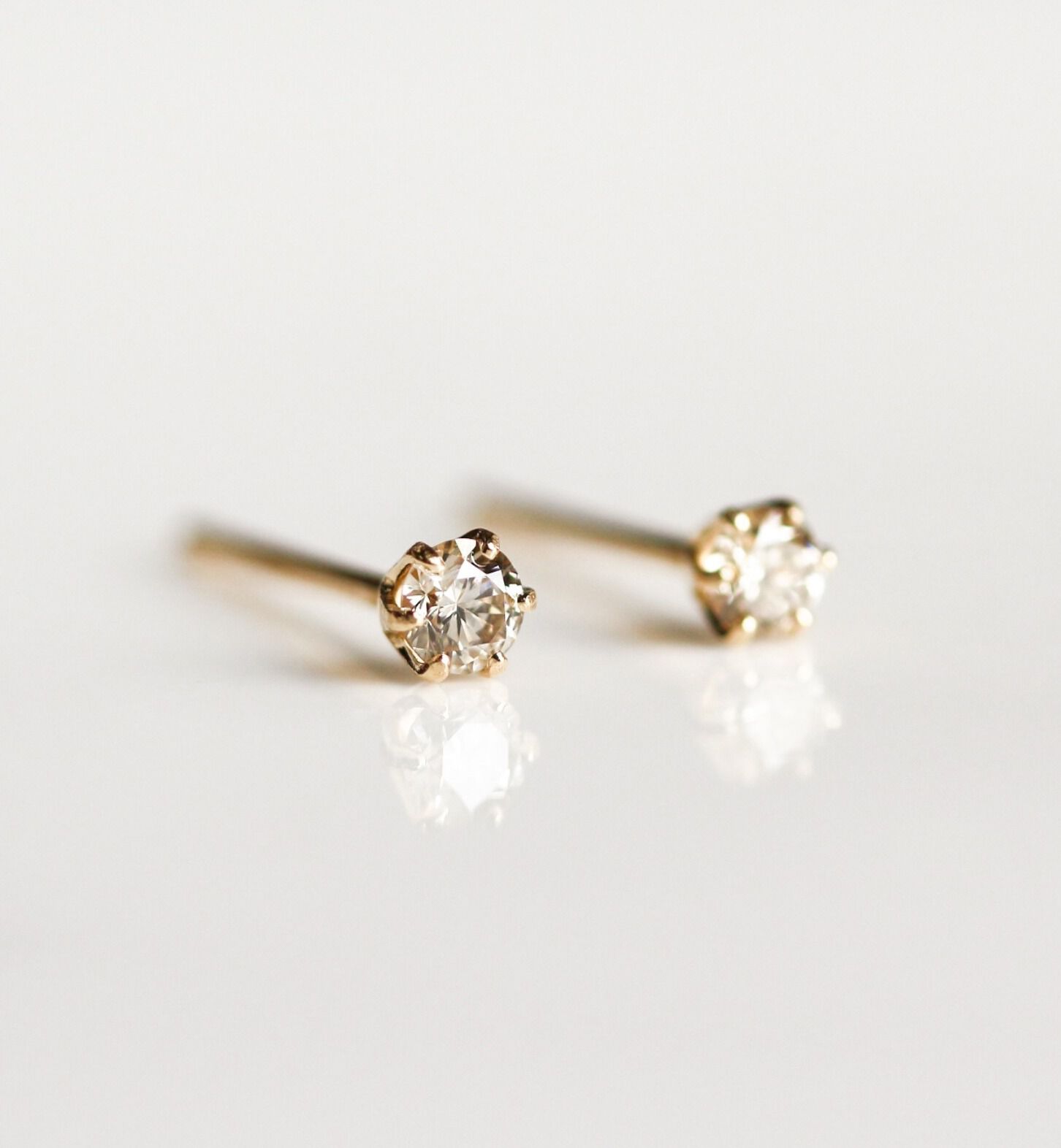  「一石 シャンパンダイヤモンド 0.1ct ピアス | K18」|ピアス|