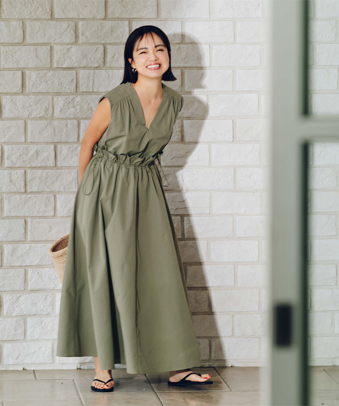 ur's「【春名亜美さんコラボアイテム】前後2wayウエストフリルデザインワンピース」|ワンピース|カーキ