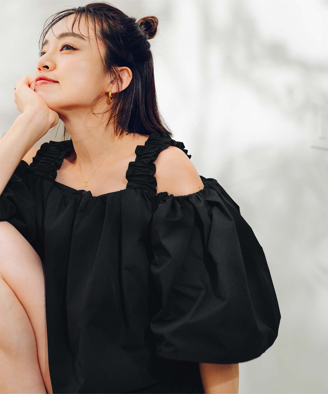 ur's「【春名亜美さんコラボアイテム】2wayフリルショルダートップス」|シャツ・ブラウス|ブラック