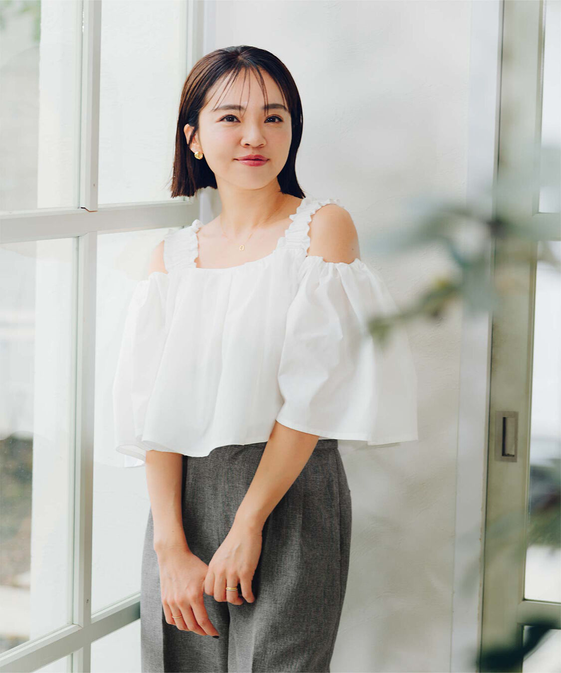 ur's「【春名亜美さんコラボアイテム】2wayフリルショルダートップス」|シャツ・ブラウス|ホワイト