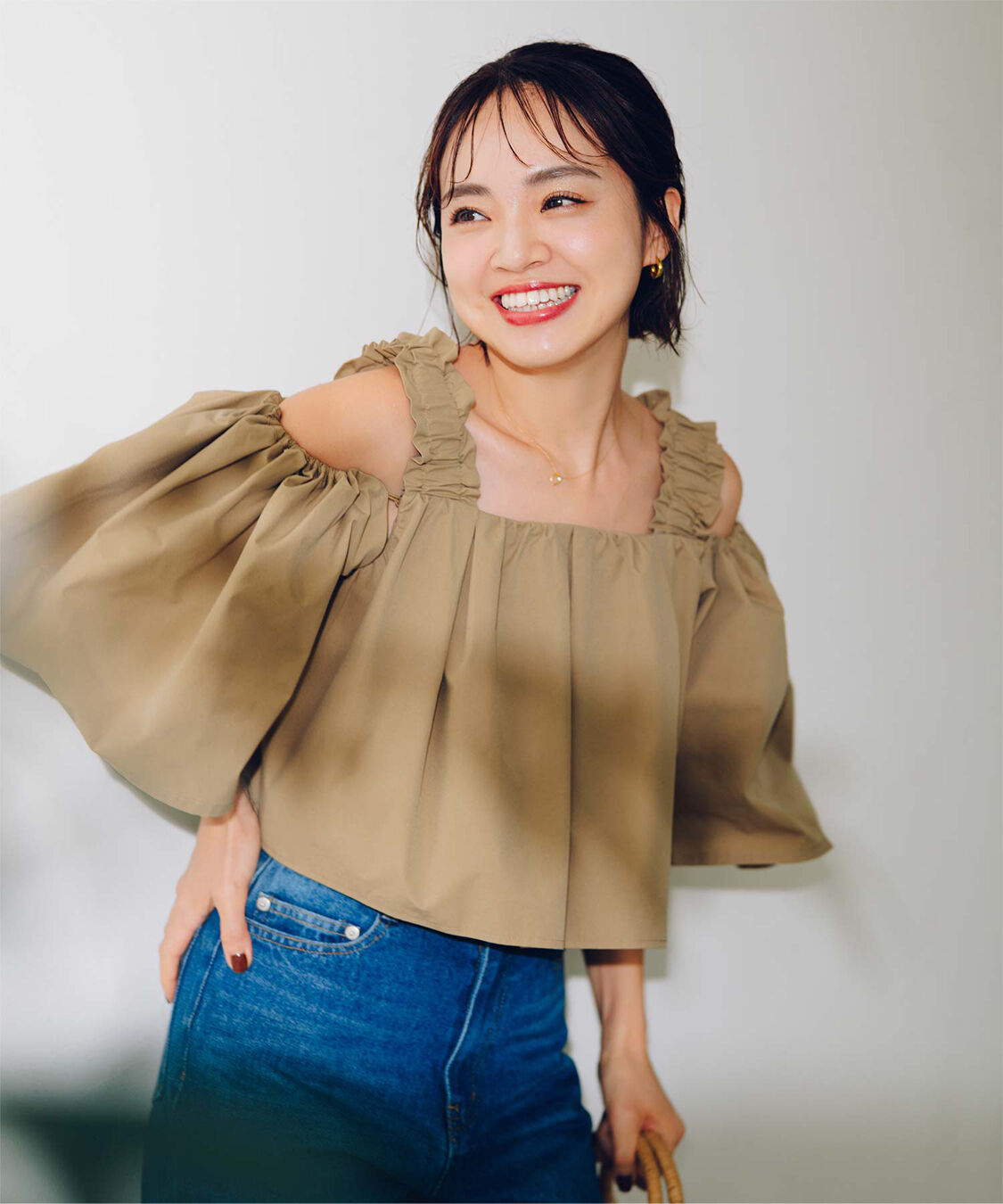 ur's「【春名亜美さんコラボアイテム】2wayフリルショルダートップス」|シャツ・ブラウス|キャメル