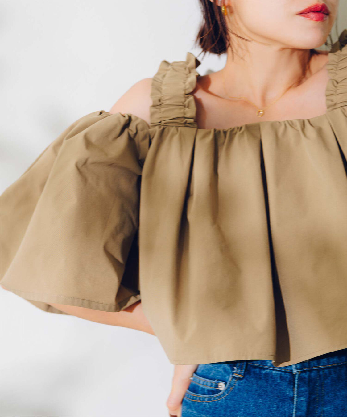 ur's「【春名亜美さんコラボアイテム】2wayフリルショルダートップス」|シャツ・ブラウス|