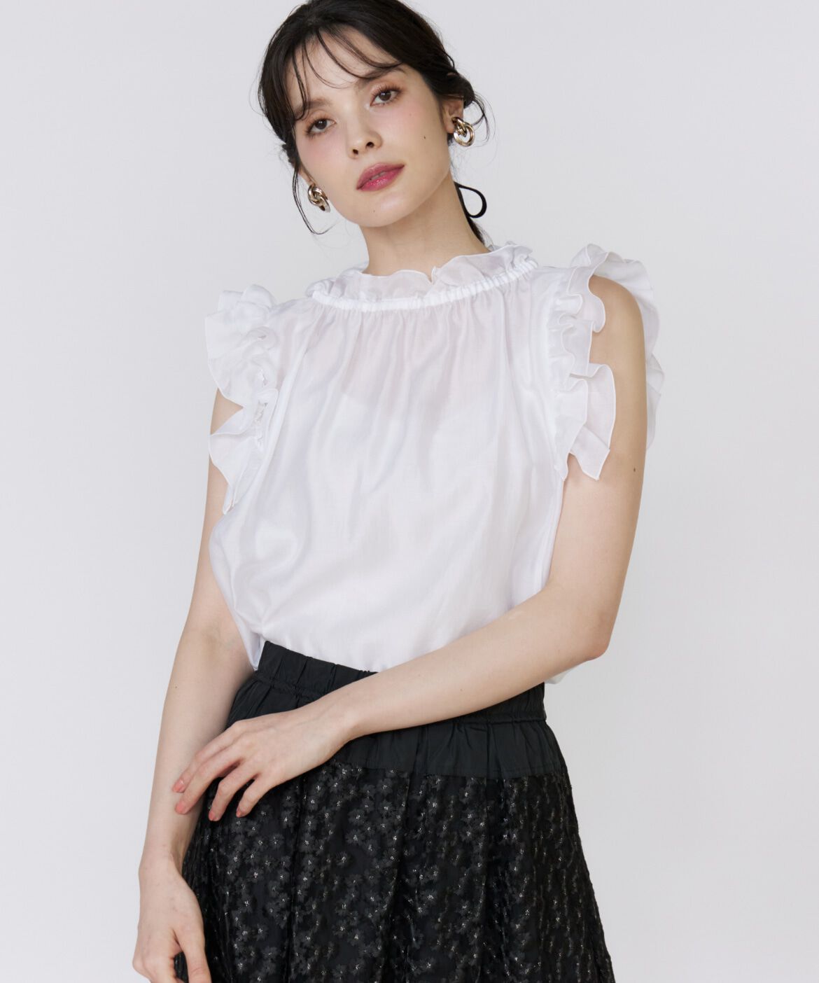 Maglie le cassetto「シャイニーフリルブラウス」|シャツ・ブラウス|オフホワイト1