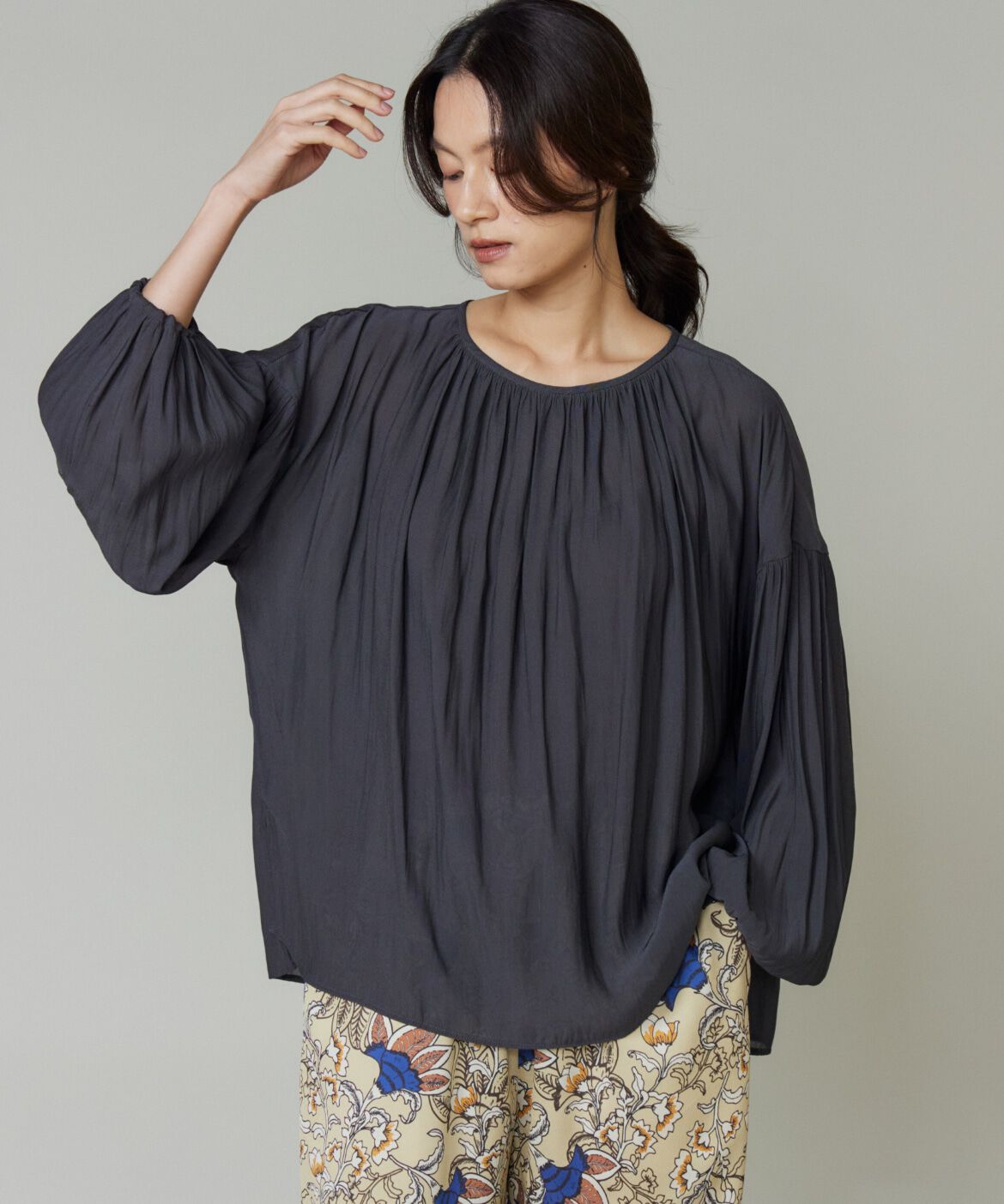 Le Souk「《大きいサイズ》ギャザーブラウス」|シャツ・ブラウス|チャコールグ 3