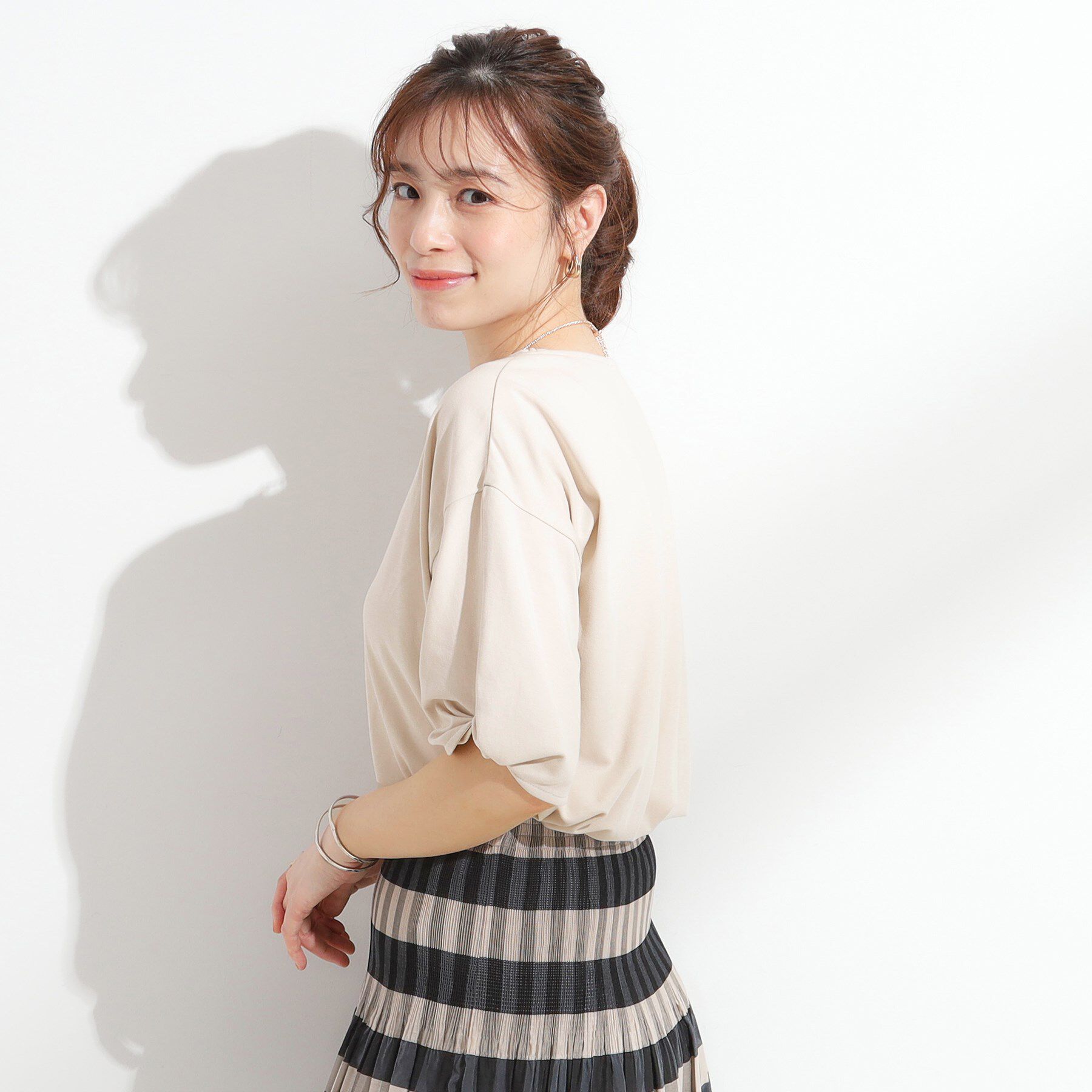 SHOO･LA･RUE「【ひんやり/洗える/S-LL】袖ねじりシルケットトップス」|Tシャツ・カットソー|