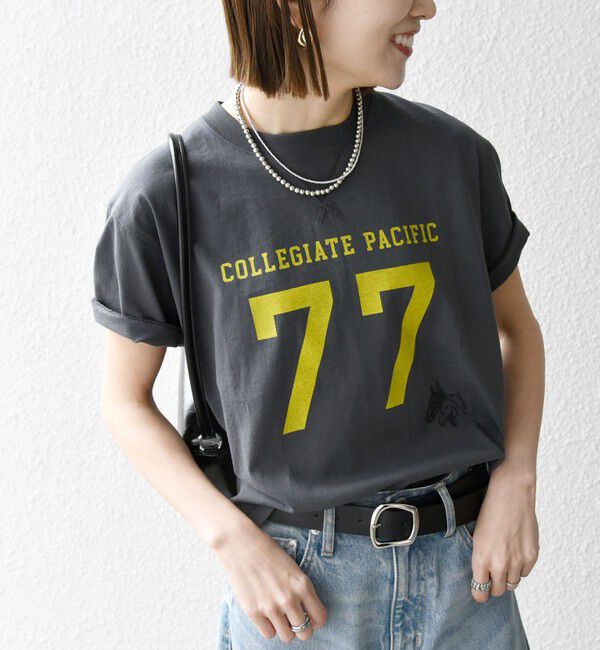 SHIPS any「【SHIPS any別注】Collegiate Pacific:〈洗濯機可能〉V ガゼット プリント & 刺繍 Tシャツ 25SS」|Tシャツ・カットソー|チャコールグレー