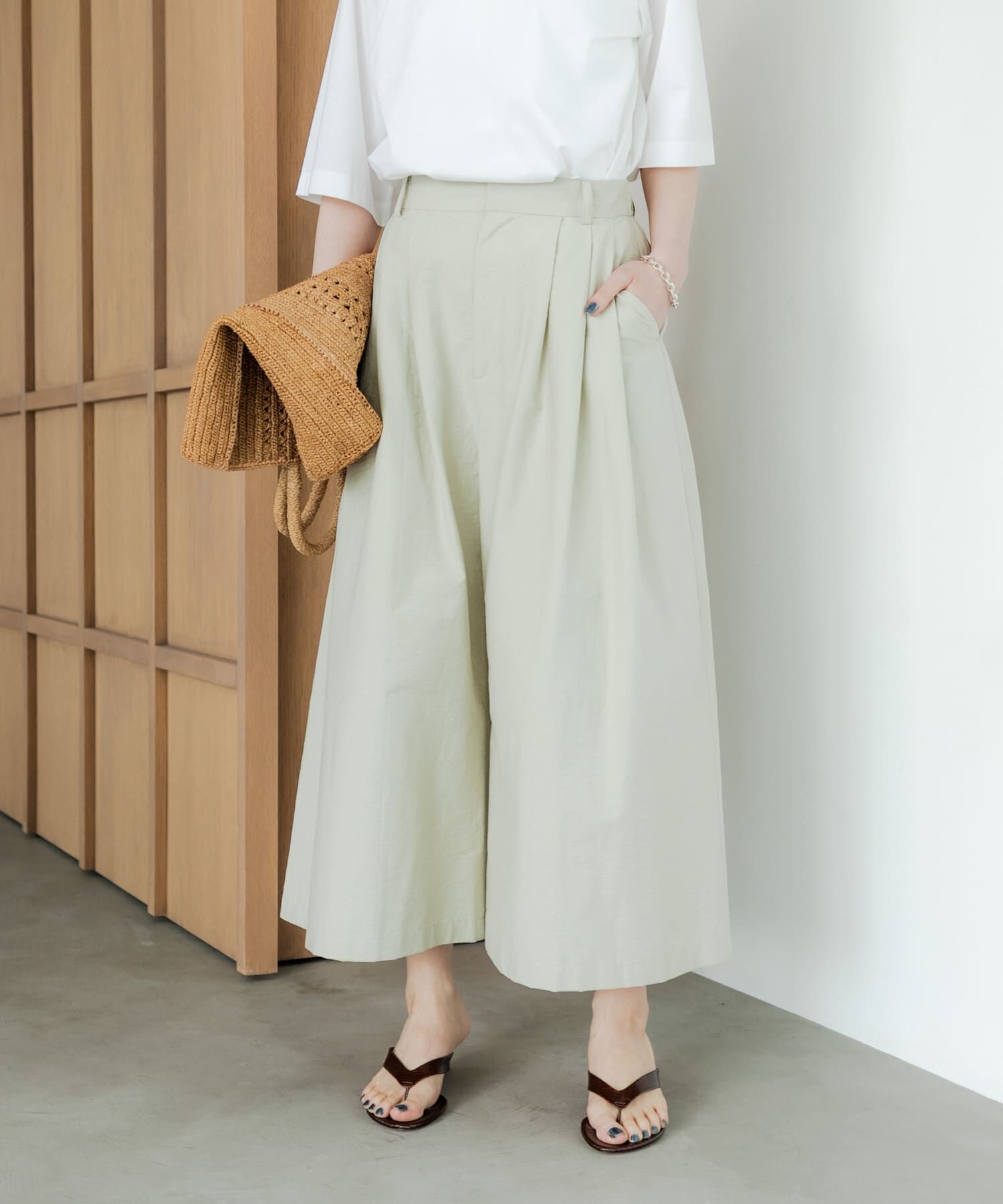 URBAN RESEARCH「『2サイズ展開』コットンナイロンタックワイドパンツ」|その他|アイボリー