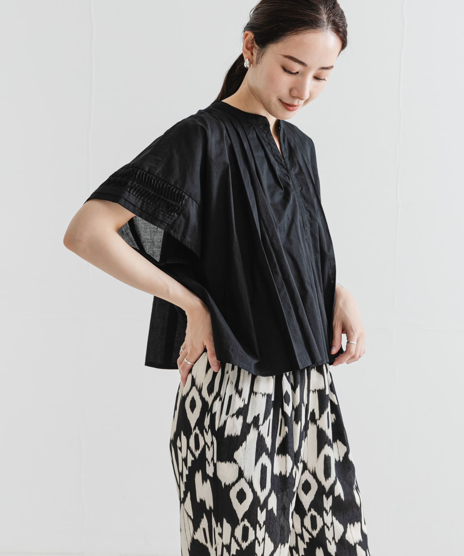 URBAN RESEARCH「ハーフスリーブタックショートシャツ」|シャツ・ブラウス|ブラック