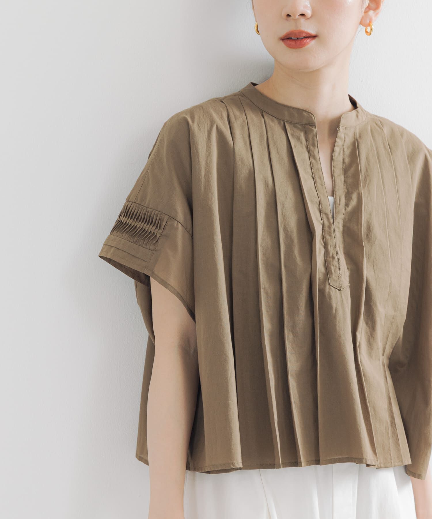 URBAN RESEARCH「ハーフスリーブタックショートシャツ」|シャツ・ブラウス|