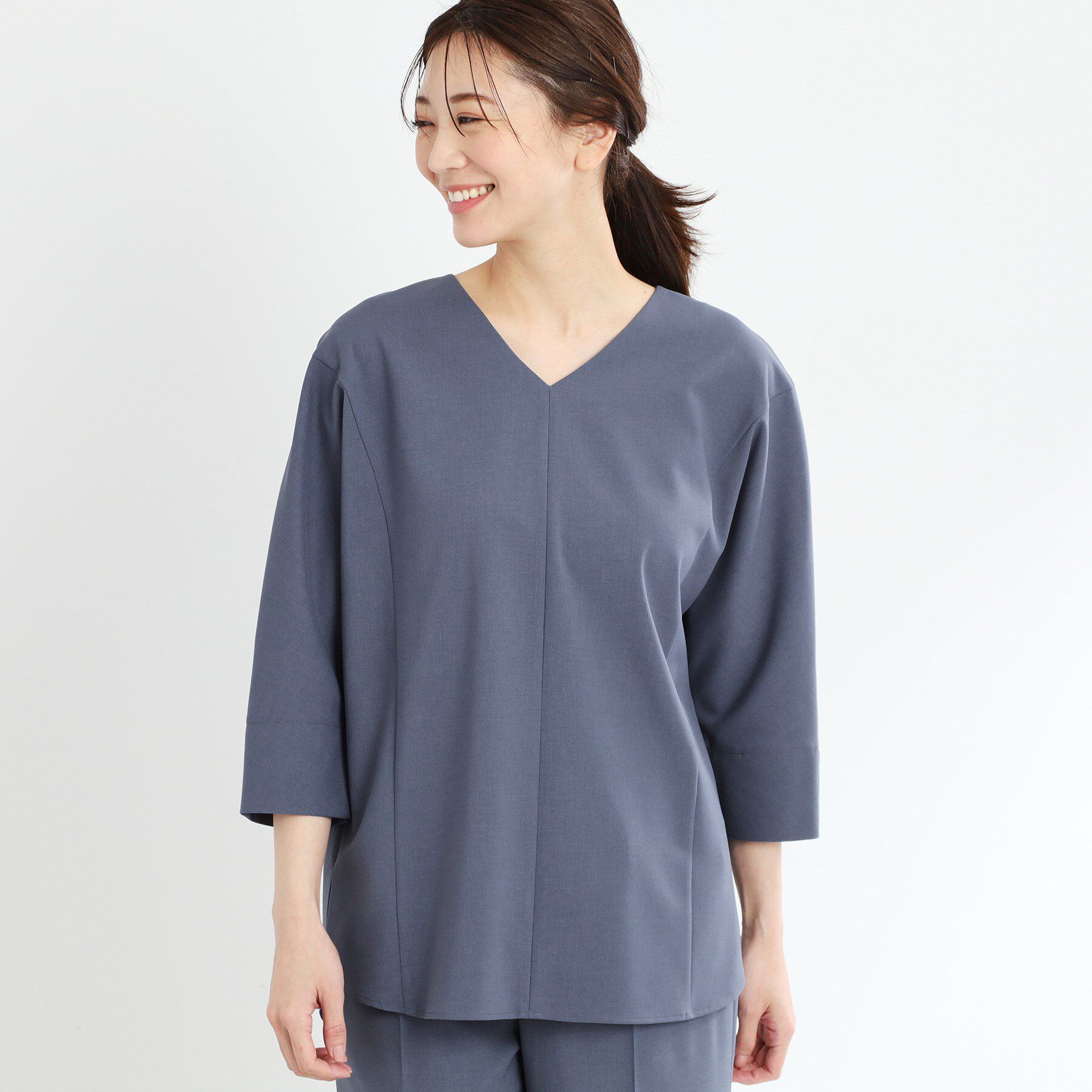 Reflect「【マシンウォッシュ可／セットアップ可能】ドルマンスリーブVネックブラウス」|シャツ・ブラウス|