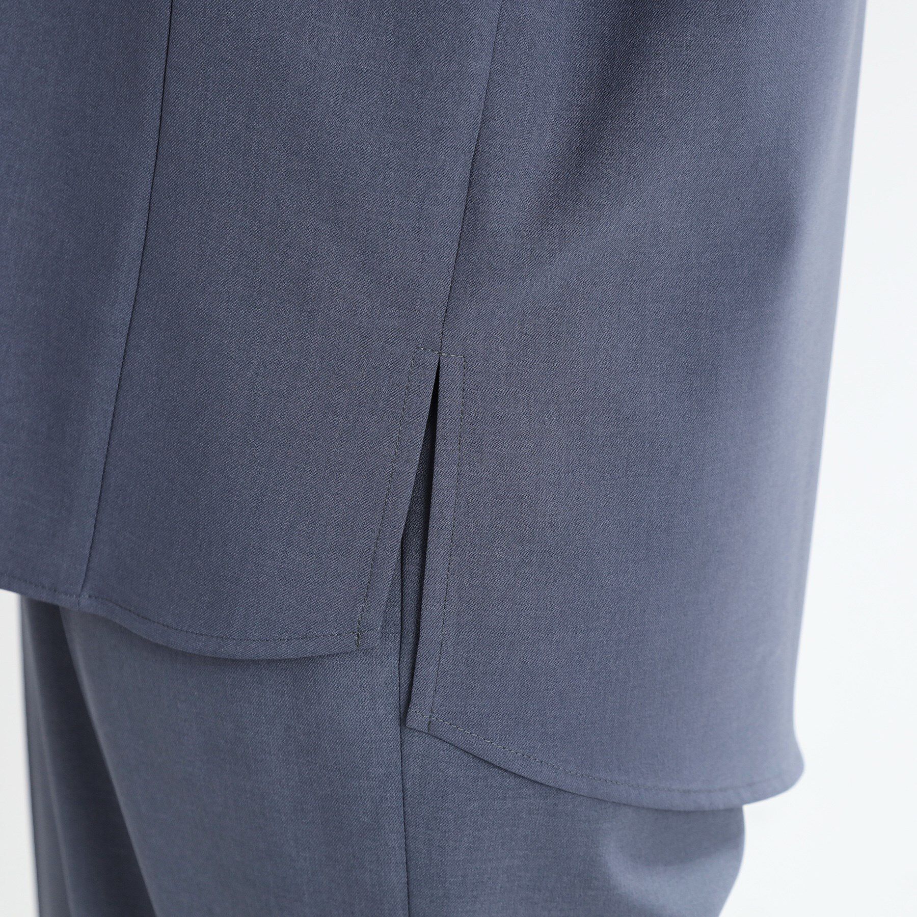 Reflect「【マシンウォッシュ可／セットアップ可能】ドルマンスリーブVネックブラウス」|シャツ・ブラウス|