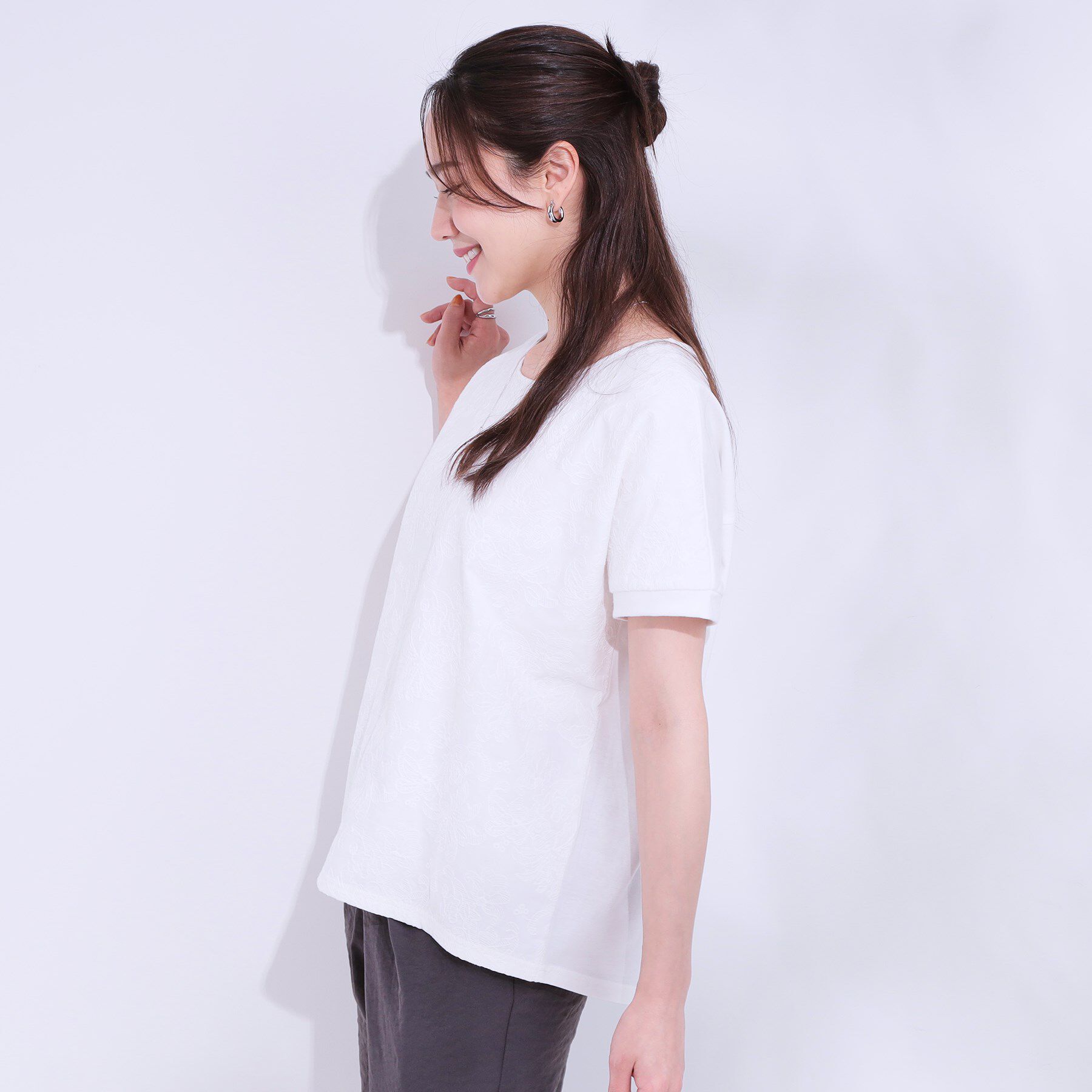 SHOO･LA･RUE「【S-LL】一枚でサマ見え フローラル刺繍トップス」|Tシャツ・カットソー|