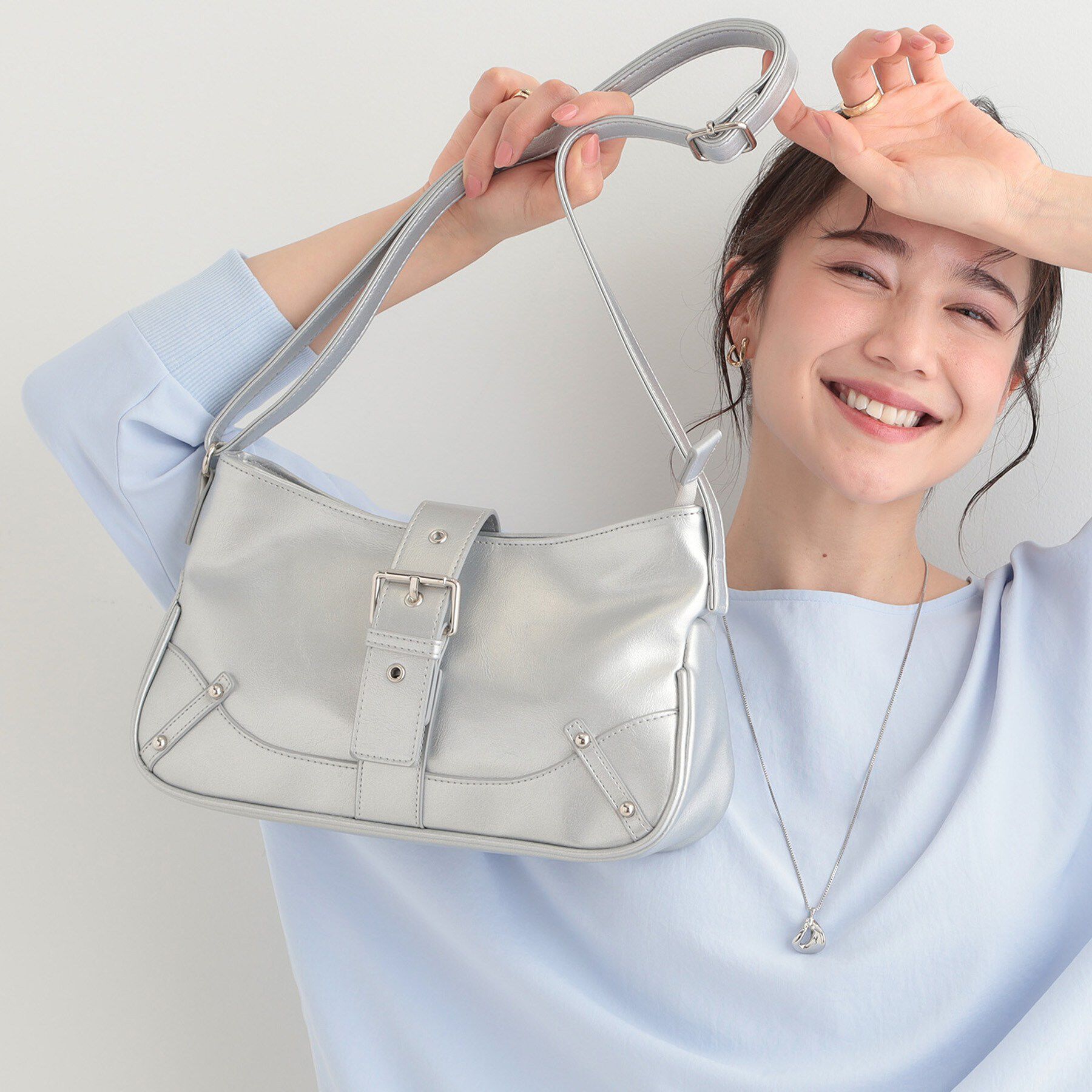 SHOO･LA･RUE「ベルトデザインショルダーバッグ」|ショルダー・メッセンジャー|シルバー(006)