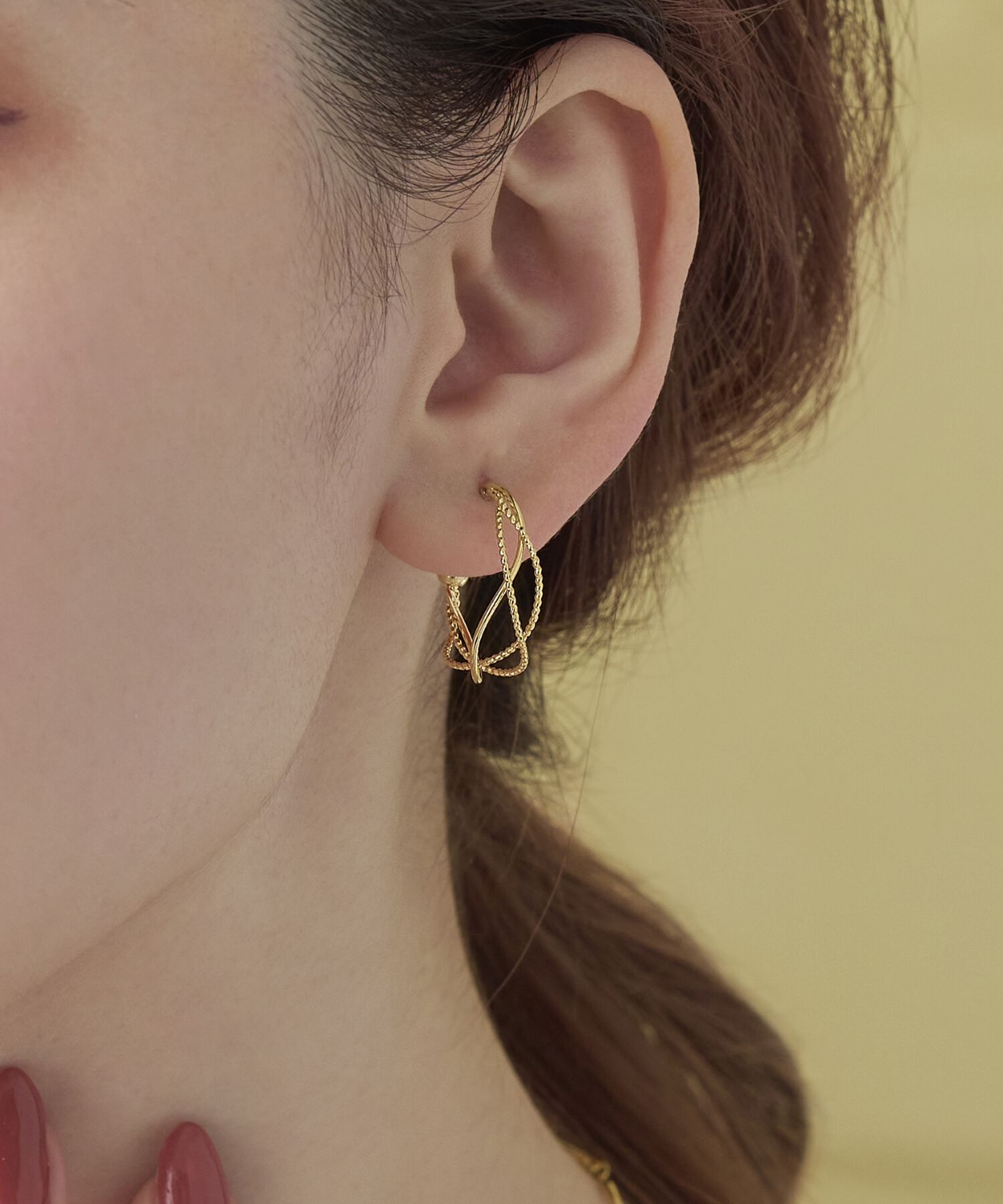 Phoebe「クロッシングトリニティーラインピアス ゴールド」|ピアス|ゴールド