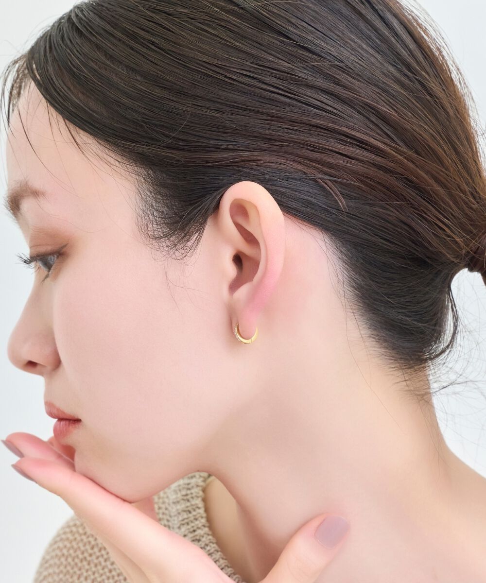 Phoebe「【金属アレルギー対応】ワンタッチビジューフープミニピアス　ゴールド/サージカルステンレス」|ピアス|