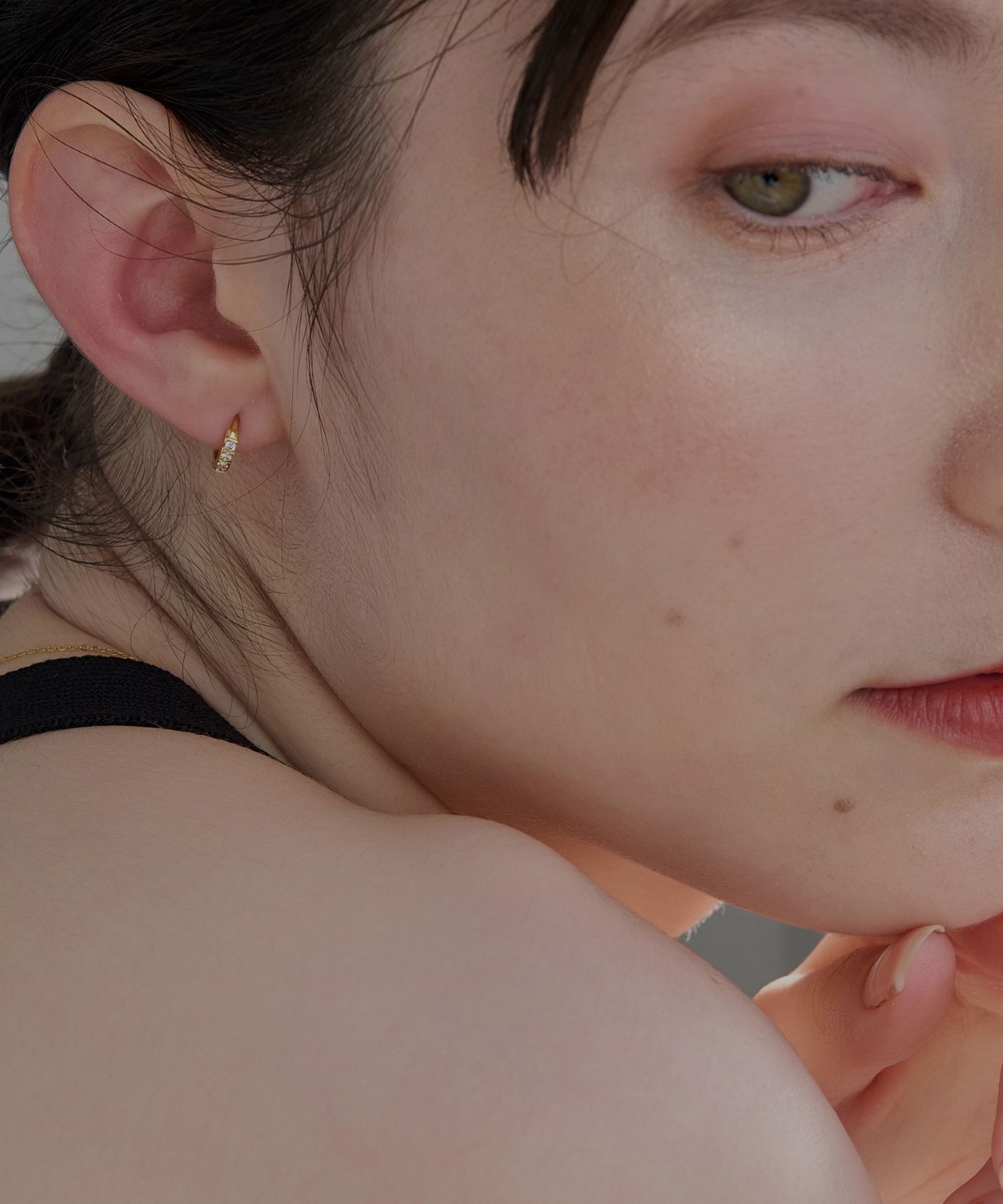 Phoebe「【金属アレルギー対応】ワンタッチビジューフープミニピアス　ゴールド/サージカルステンレス」|ピアス|