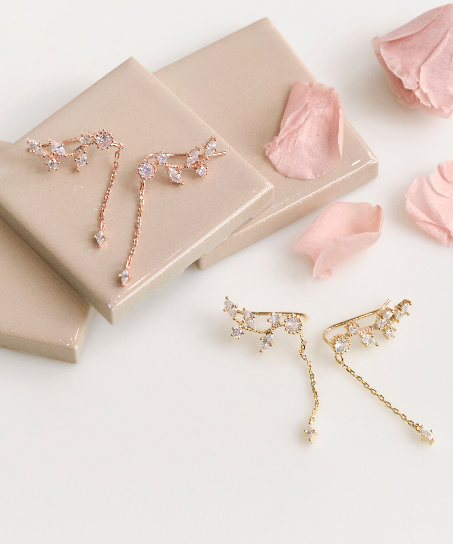 Phoebe「【シリーズ累計販売10000点突破！】2wayフラワリービジューピアス&イヤリング　ゴールド」|ピアス|