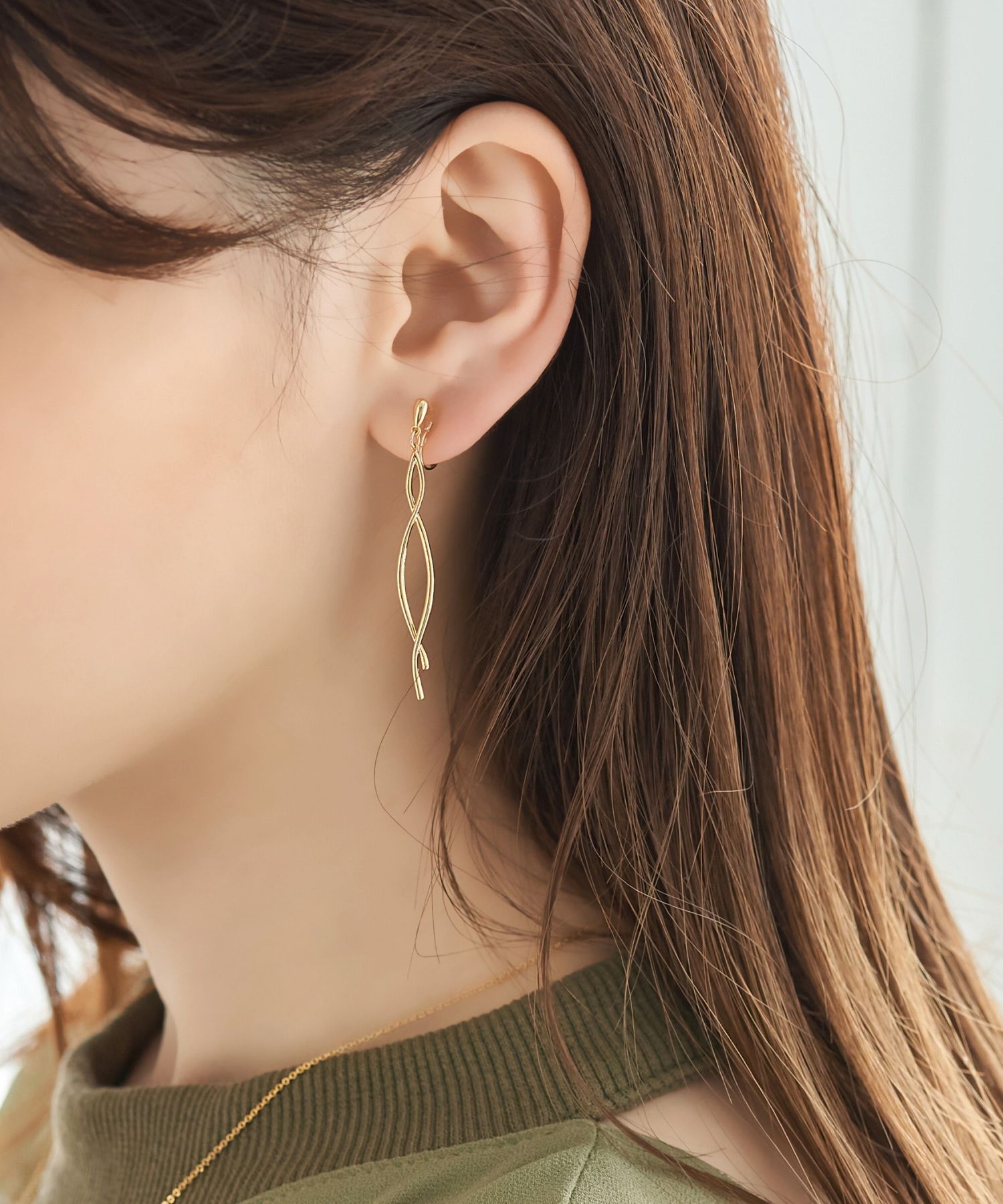 Phoebe「【金属アレルギー対応】【痛くないシリーズ】スウィングクリスタルループフィットイヤリング　ゴールド」|イヤリング|